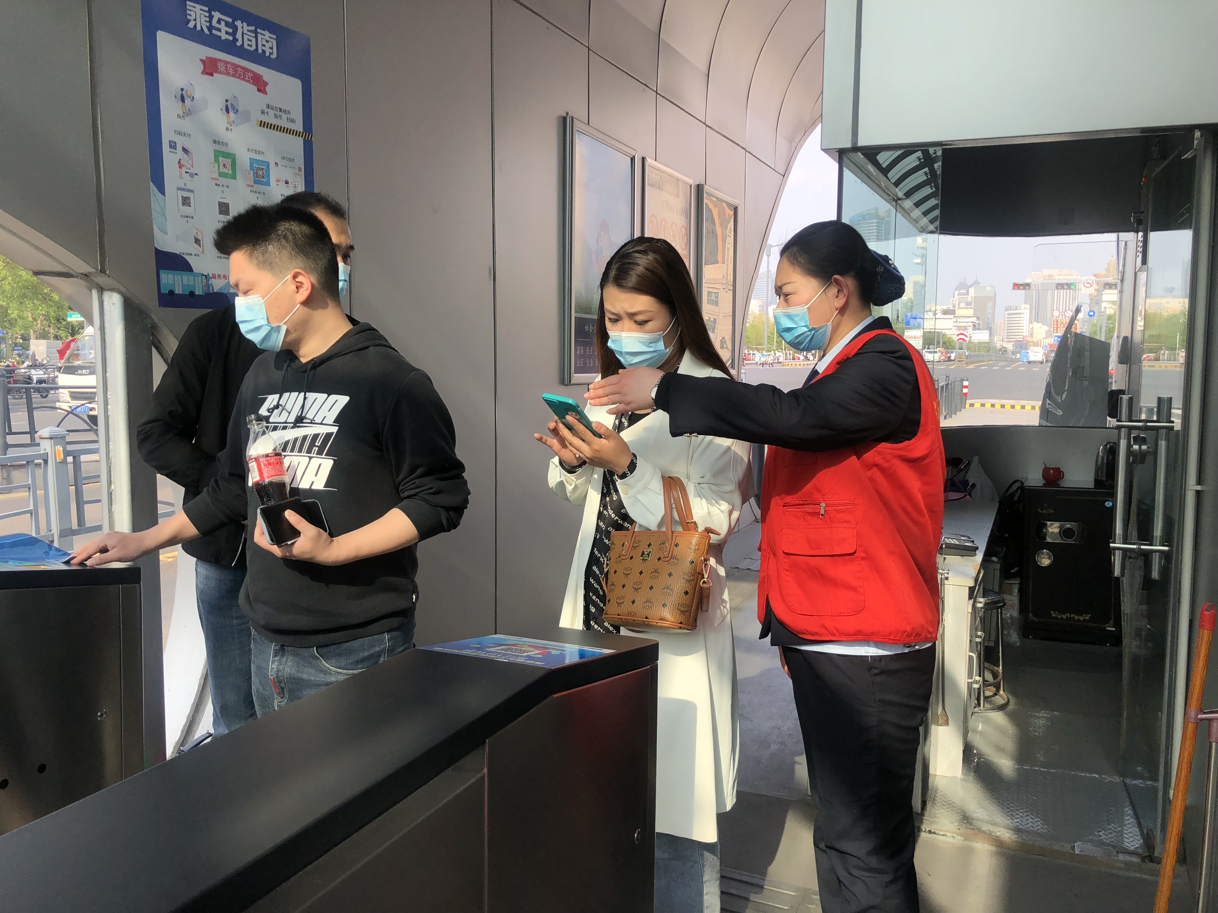 快速公交事業(yè)部站務(wù)員張議丹、曹興鑫幫助乘客找回丟失校服獲感謝