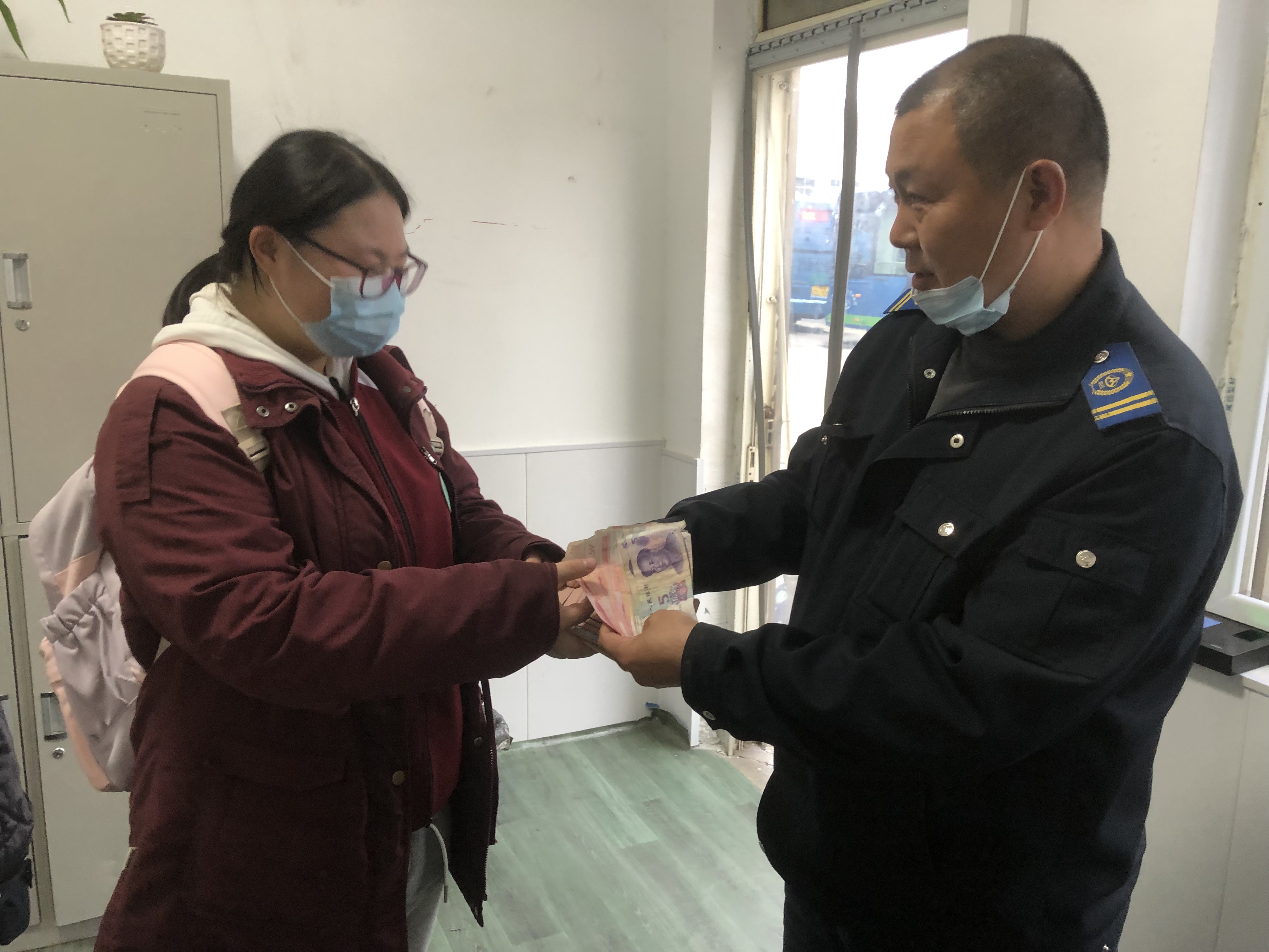 快速公交事業(yè)部駕駛員劉文龍、葛仲亞撿手機(jī)歸還乘客獲感謝