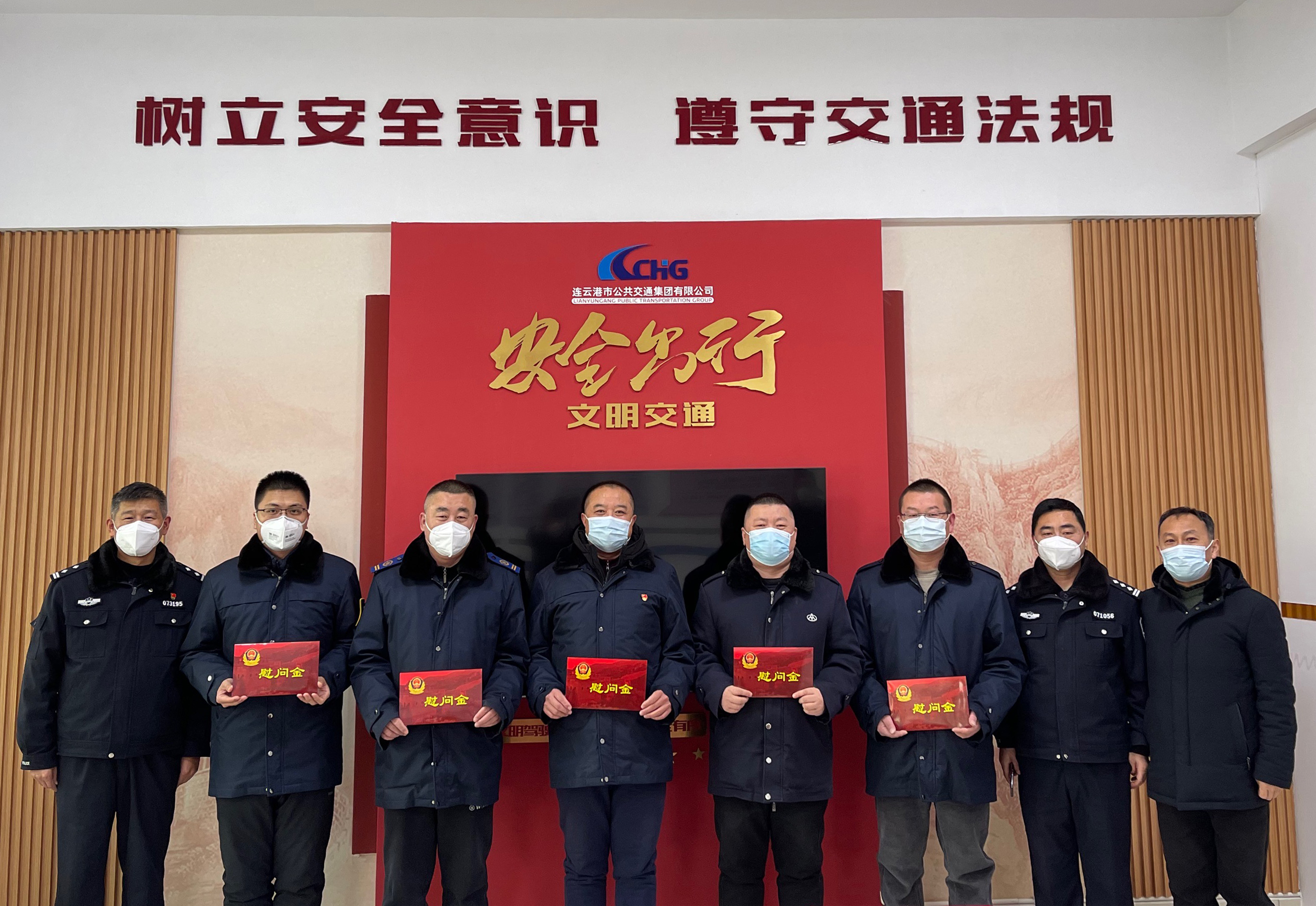 市公安公交分局治安大隊(duì)到公交集團(tuán)慰問(wèn)見義勇為駕駛員