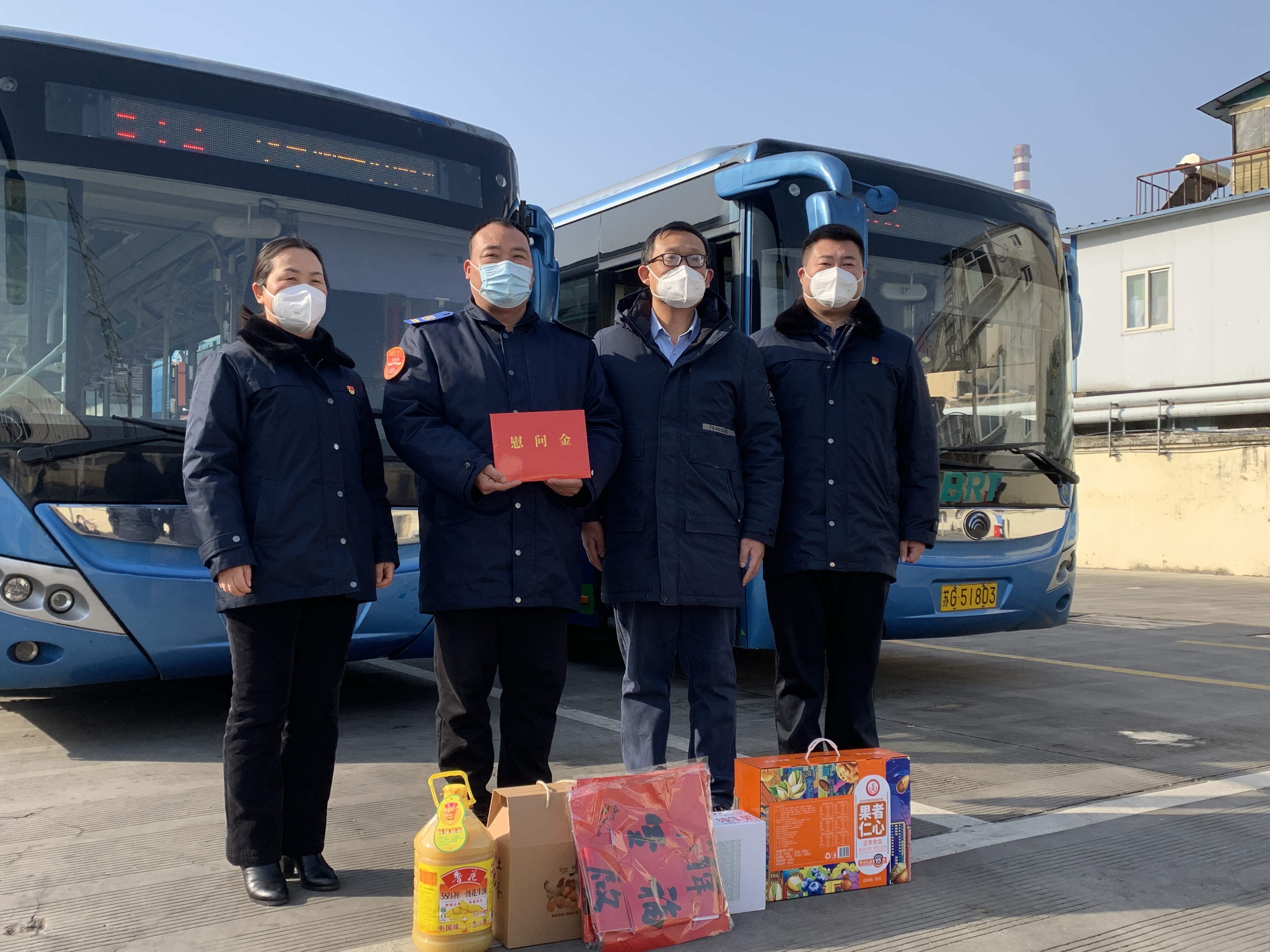 區(qū)委宣傳部副部長(zhǎng)、文明辦主任、海州區(qū)委霍部長(zhǎng)走訪慰問(wèn)見義勇為駕駛員龐洪剛