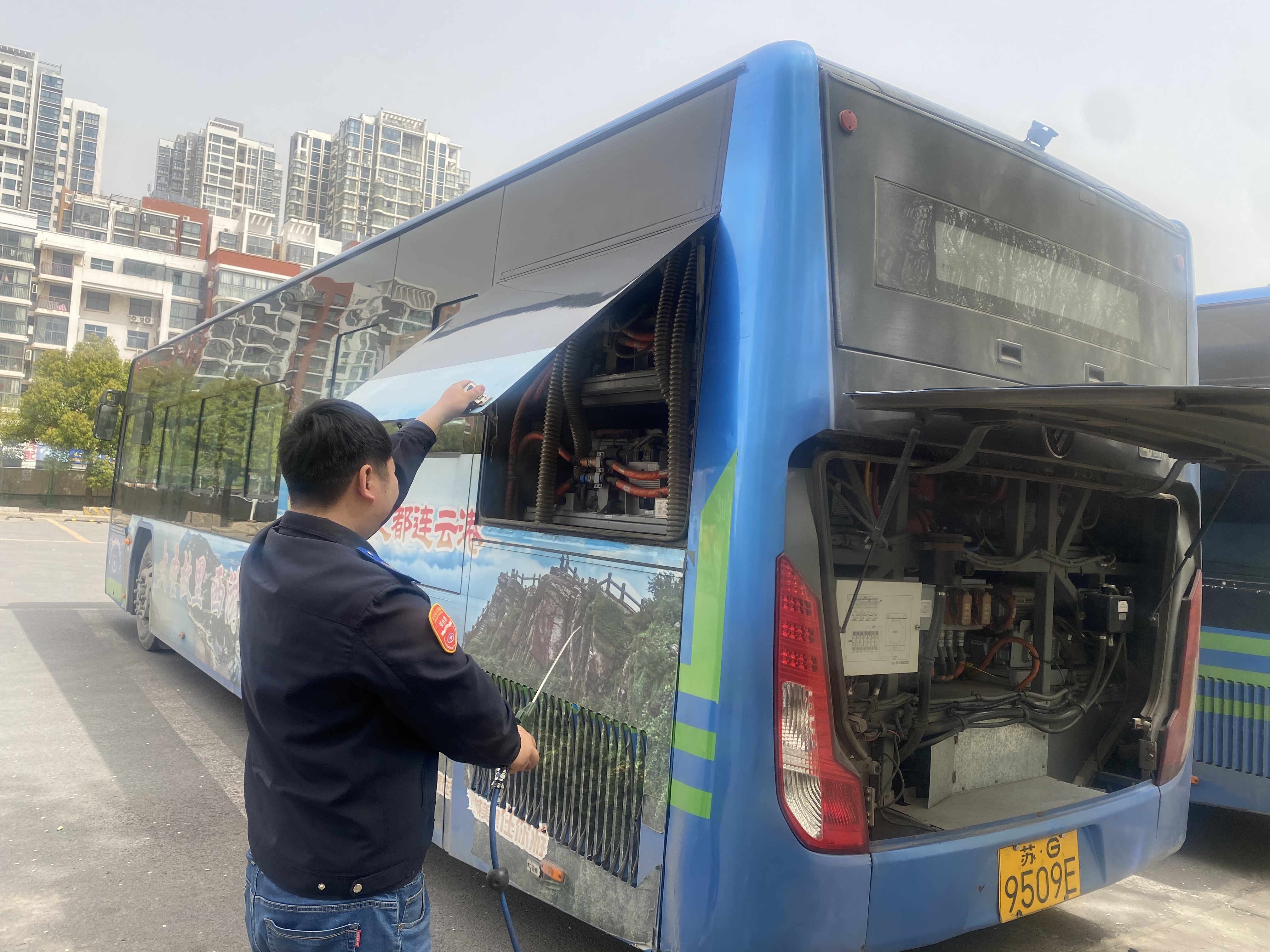 公交集團(tuán)公交事業(yè)二部開展電池艙楊柳絮及揚(yáng)塵清理工作