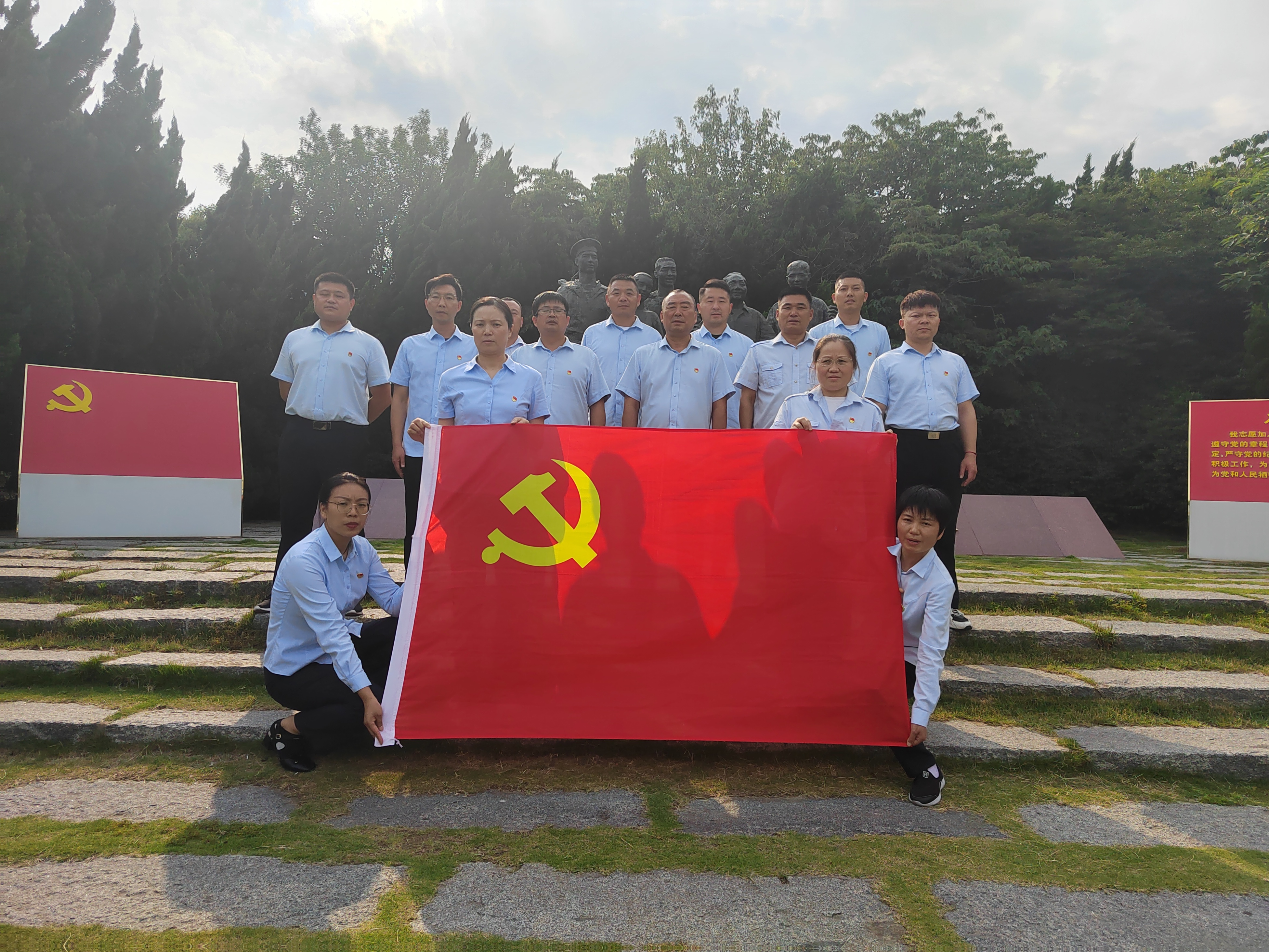 走進(jìn)“鄧小平和人民在一起”雕塑公園，公交集團(tuán)公交事業(yè)二部黨支部理論學(xué)習(xí) 中心組（擴(kuò)大）開(kāi)展現(xiàn)場(chǎng)研學(xué)