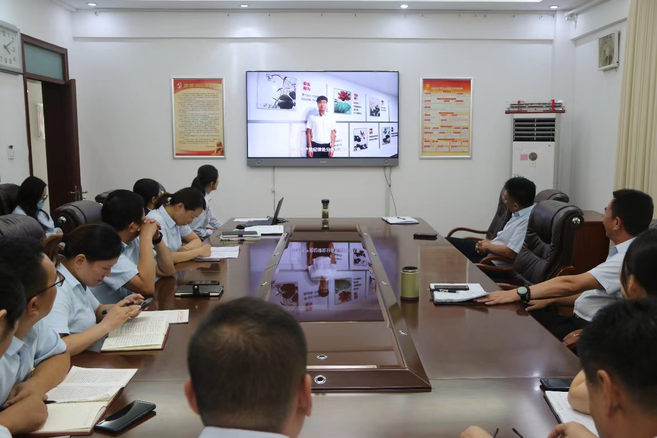 公交集團組織黨員干部職工觀看《清風(fēng)常在》紀(jì)法小課短視頻