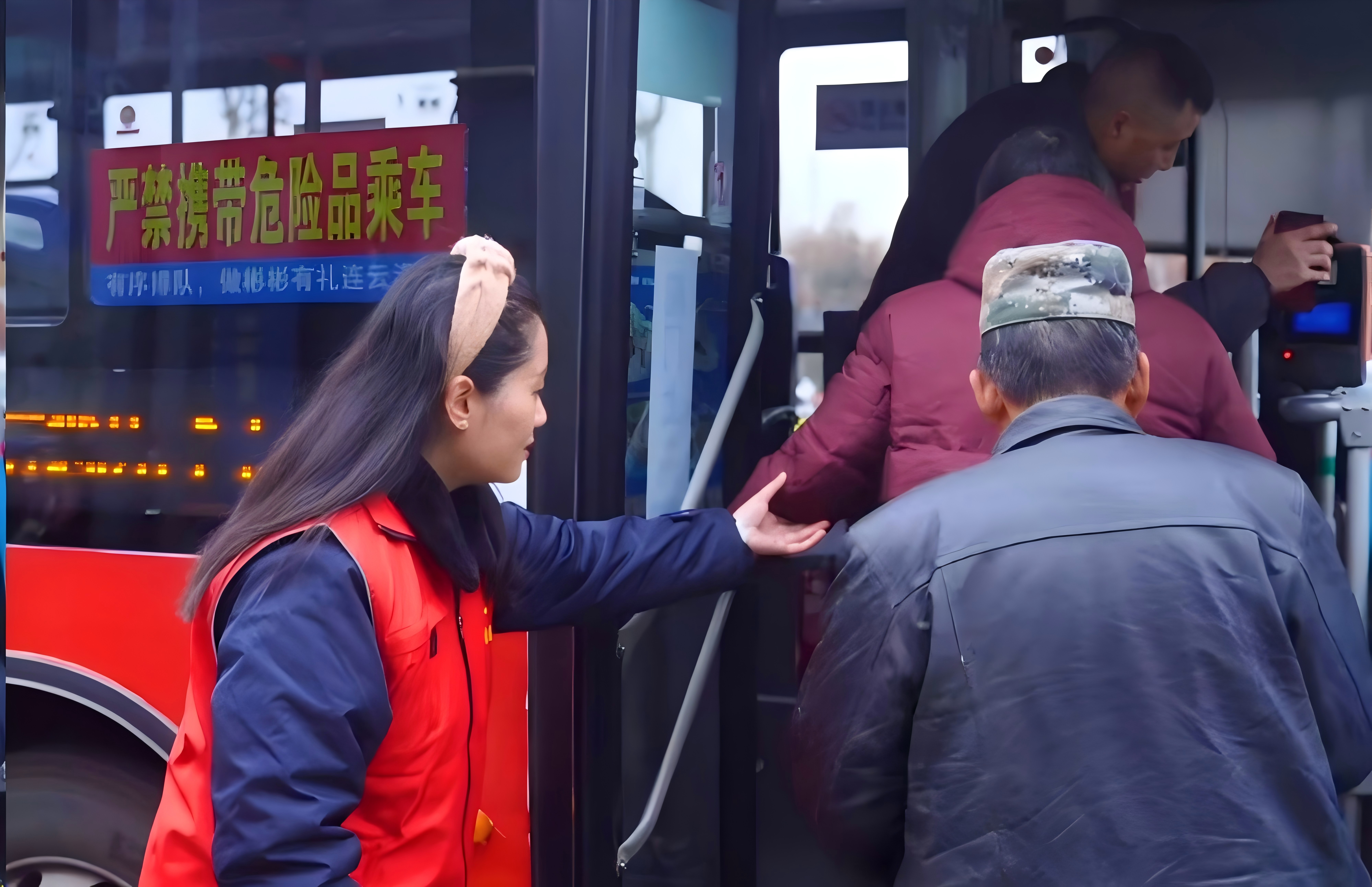 戰(zhàn)嚴(yán)寒保春運(yùn)，公交志愿服務(wù)隊(duì)員的那抹志愿紅正迎風(fēng)而上