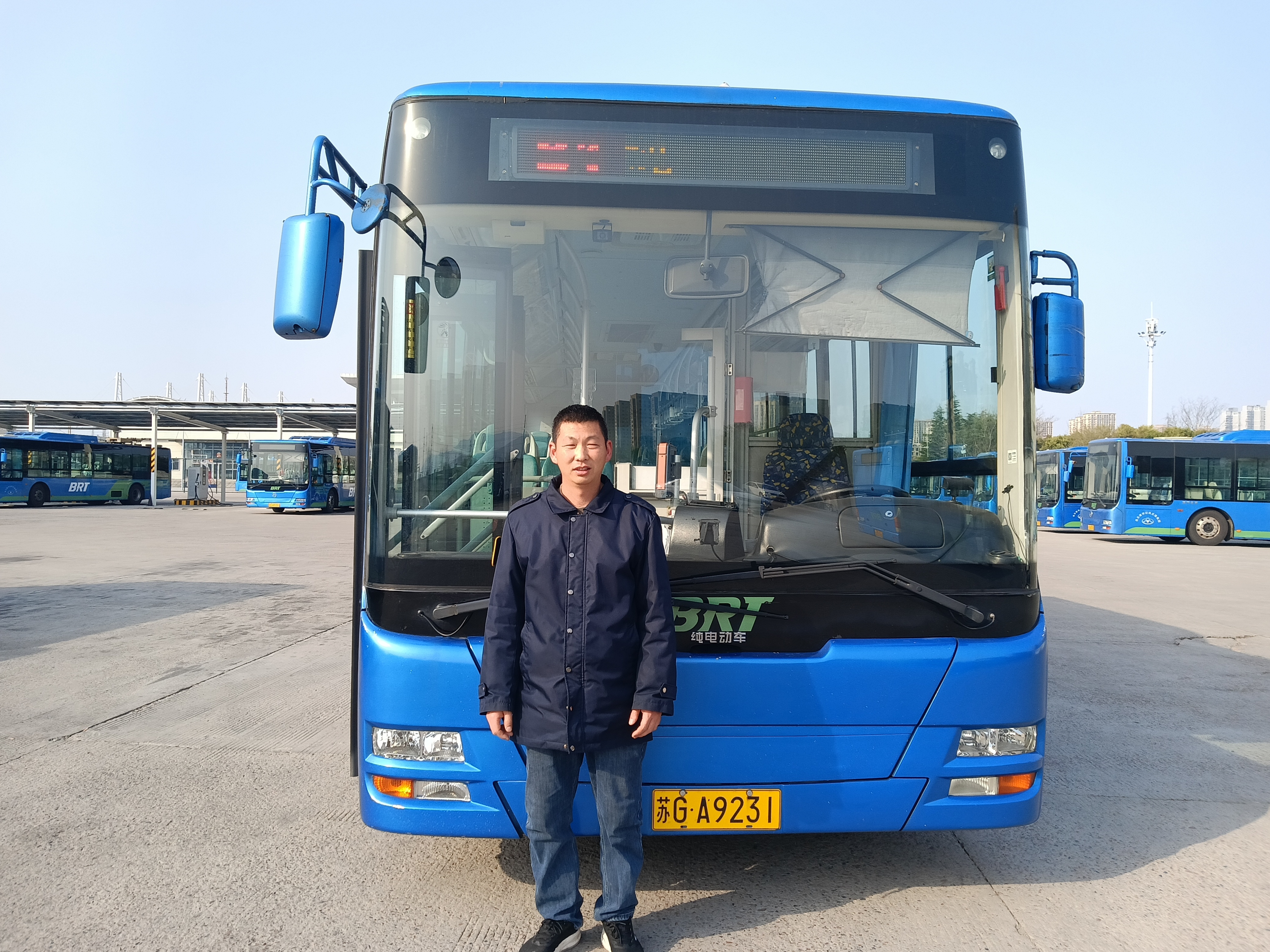 責(zé)任在肩，公交司機(jī)師傅助乘客尋回遺失財(cái)物