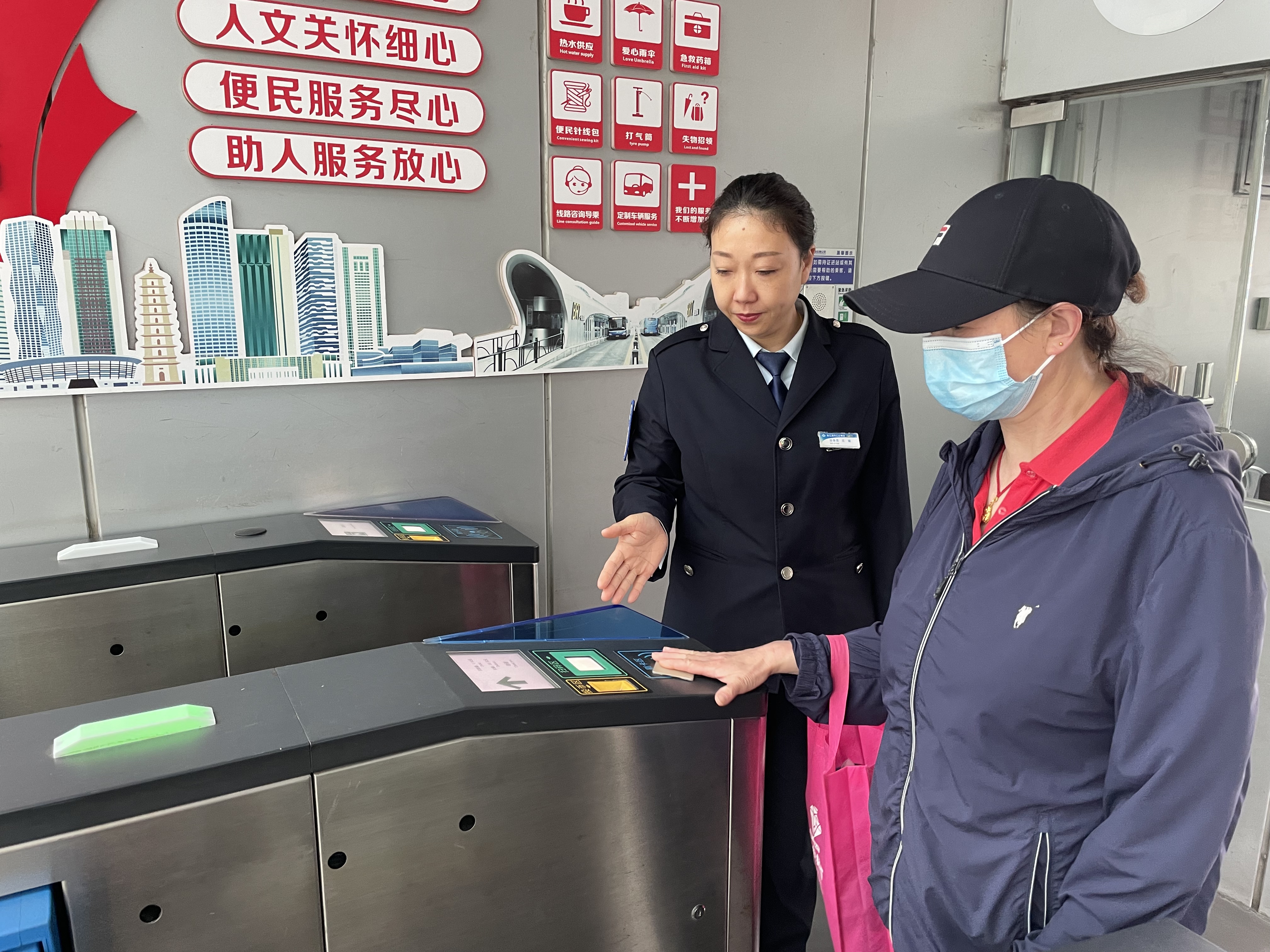 耐心陪伴，助迷路老人回家