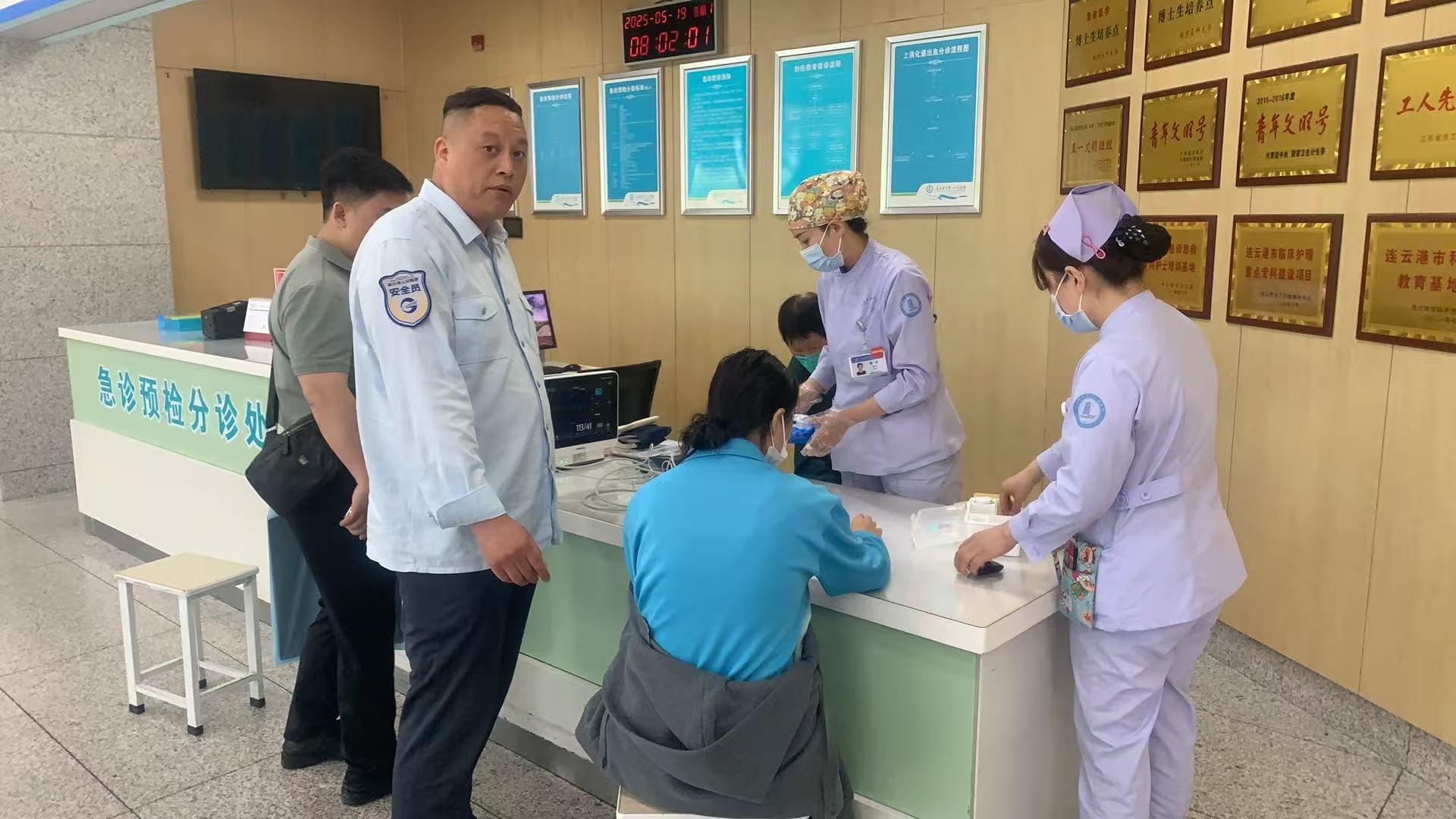 學(xué)生突發(fā)暈厥，公交集團(tuán)快速公交公司B12線 駕駛員王海平緊急救助