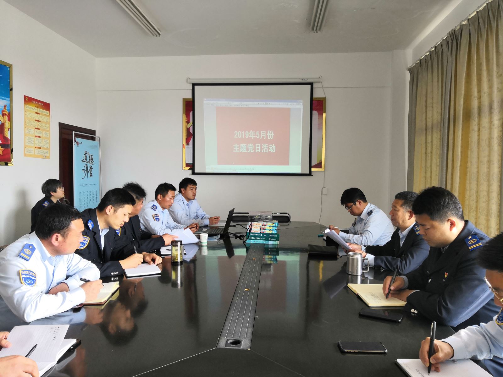 公交集團公交事業(yè)二部開展“學懂黨內法規(guī)，建強組織體系”主題黨日活動