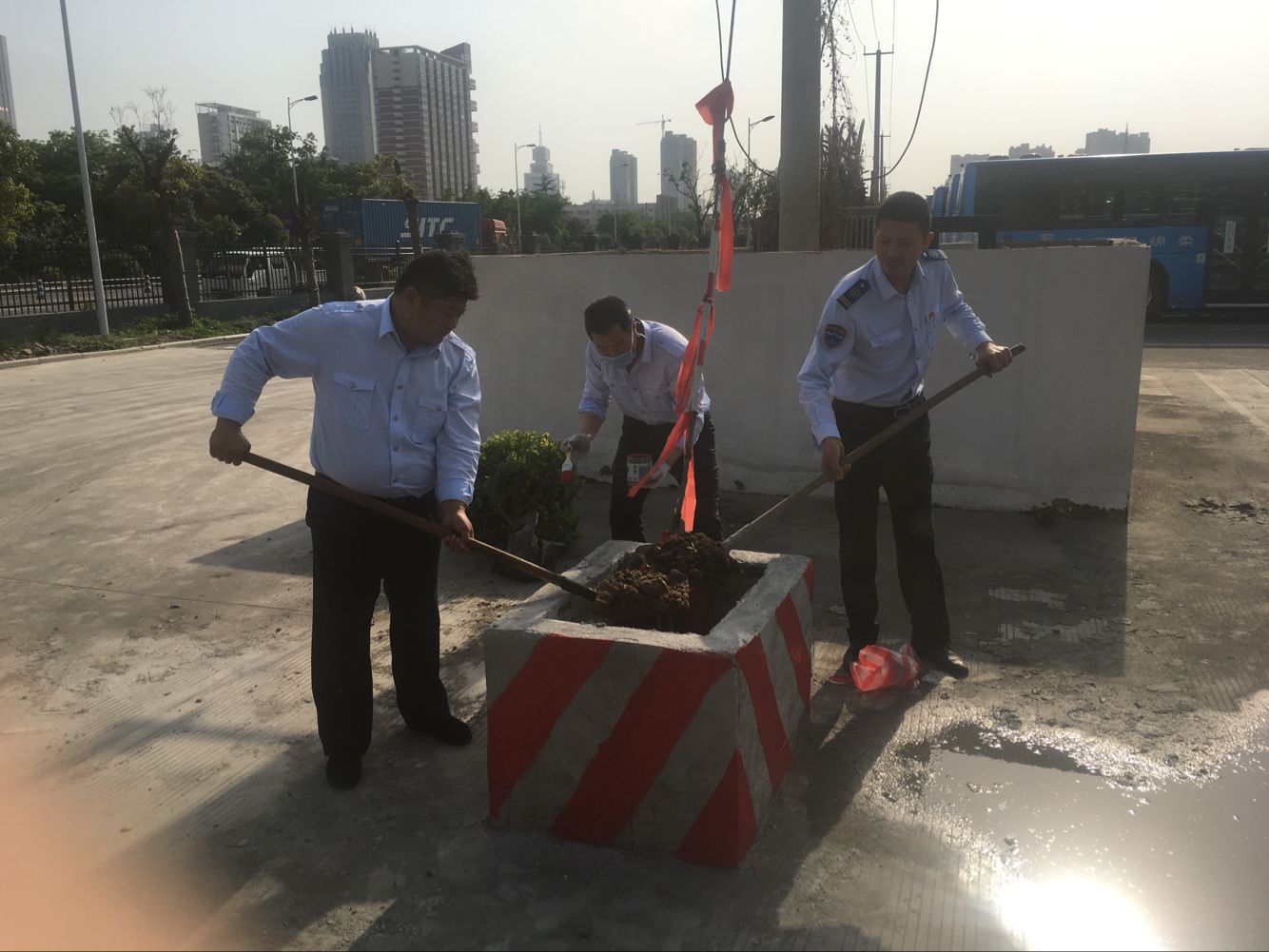 公交東部公司二車隊自行修建場站安全標(biāo)志物確保車輛安全