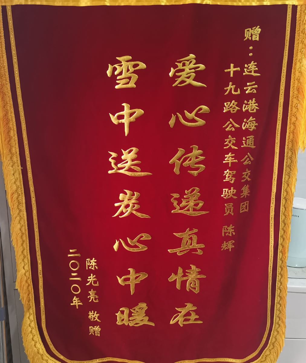 公交車秒變“救護(hù)車”，爭分奪秒挽救生命