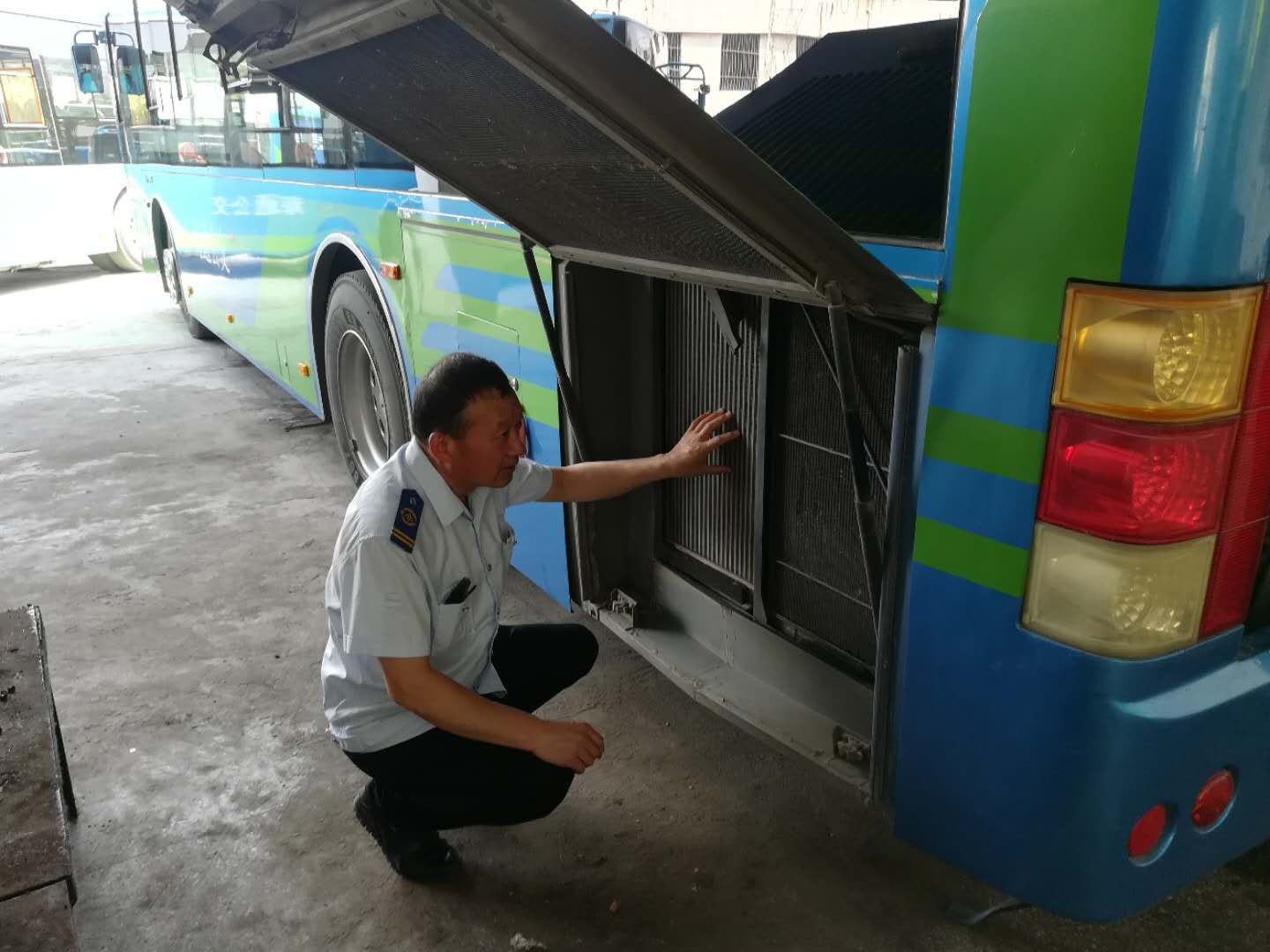公交集團(tuán)公交事業(yè)一部高溫天氣開(kāi)展車(chē)輛安全檢查