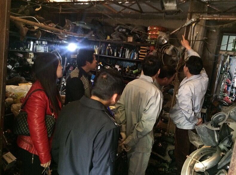 公交維修公司黨員干部協(xié)助社區(qū)開展街道“安檢、違章”治理活動(dòng)