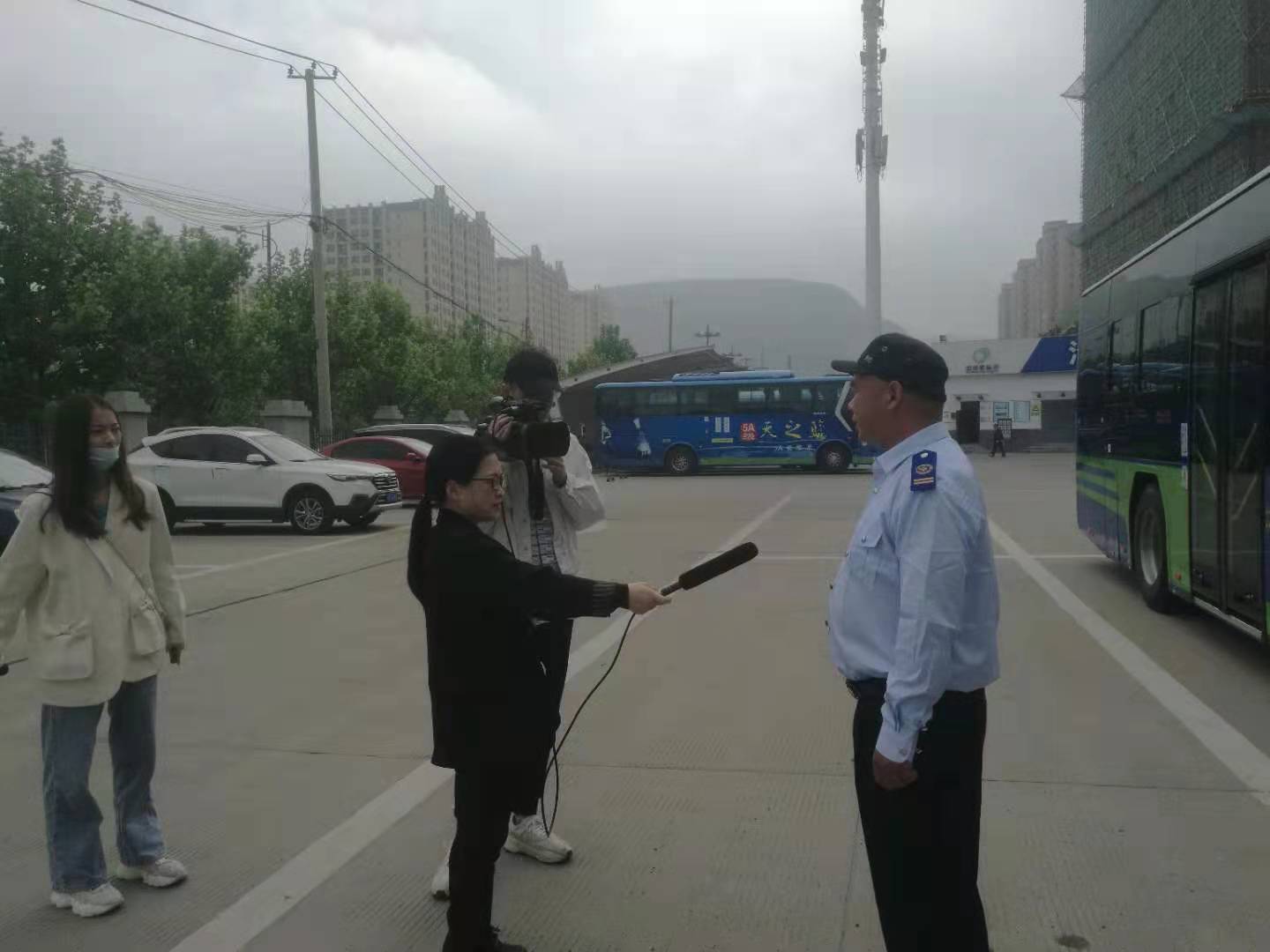 公交集團(tuán)公交事業(yè)一部3路駕駛員武傳超見義勇為，奮力滅火