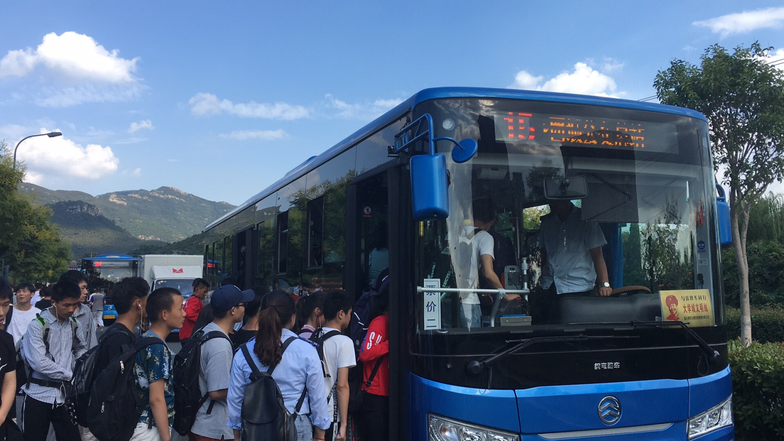 節(jié)日堅守崗位 公交集團(tuán)為市民出行提供保障