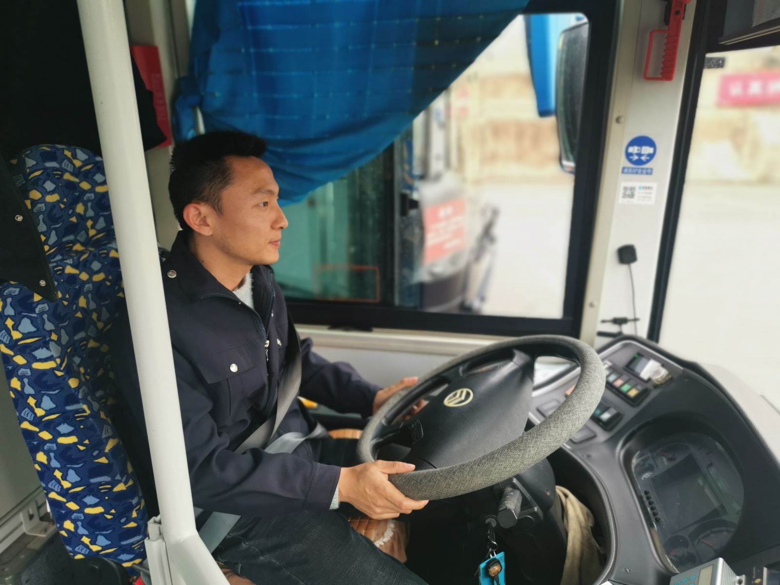 公交事業(yè)一部 11路駕駛員尹沖拾金不昧受表揚(yáng)