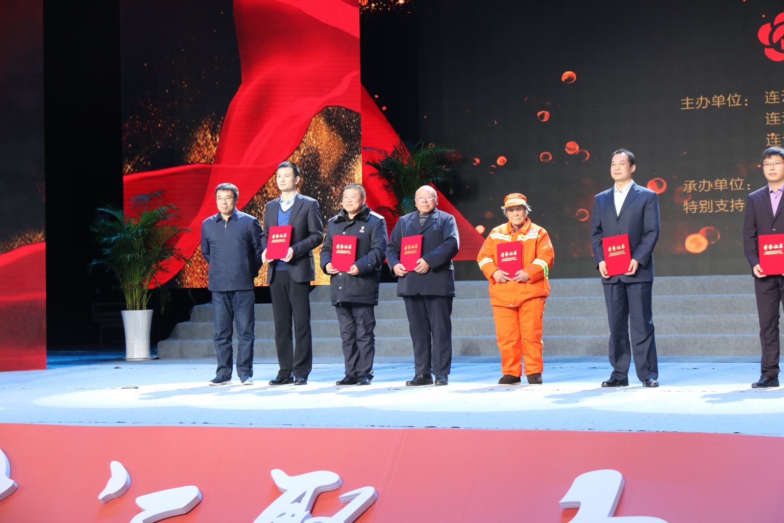 公交集團(tuán)公交事業(yè)一部23路駕駛員喬曉峰獲得“信用個人”獎項(xiàng)