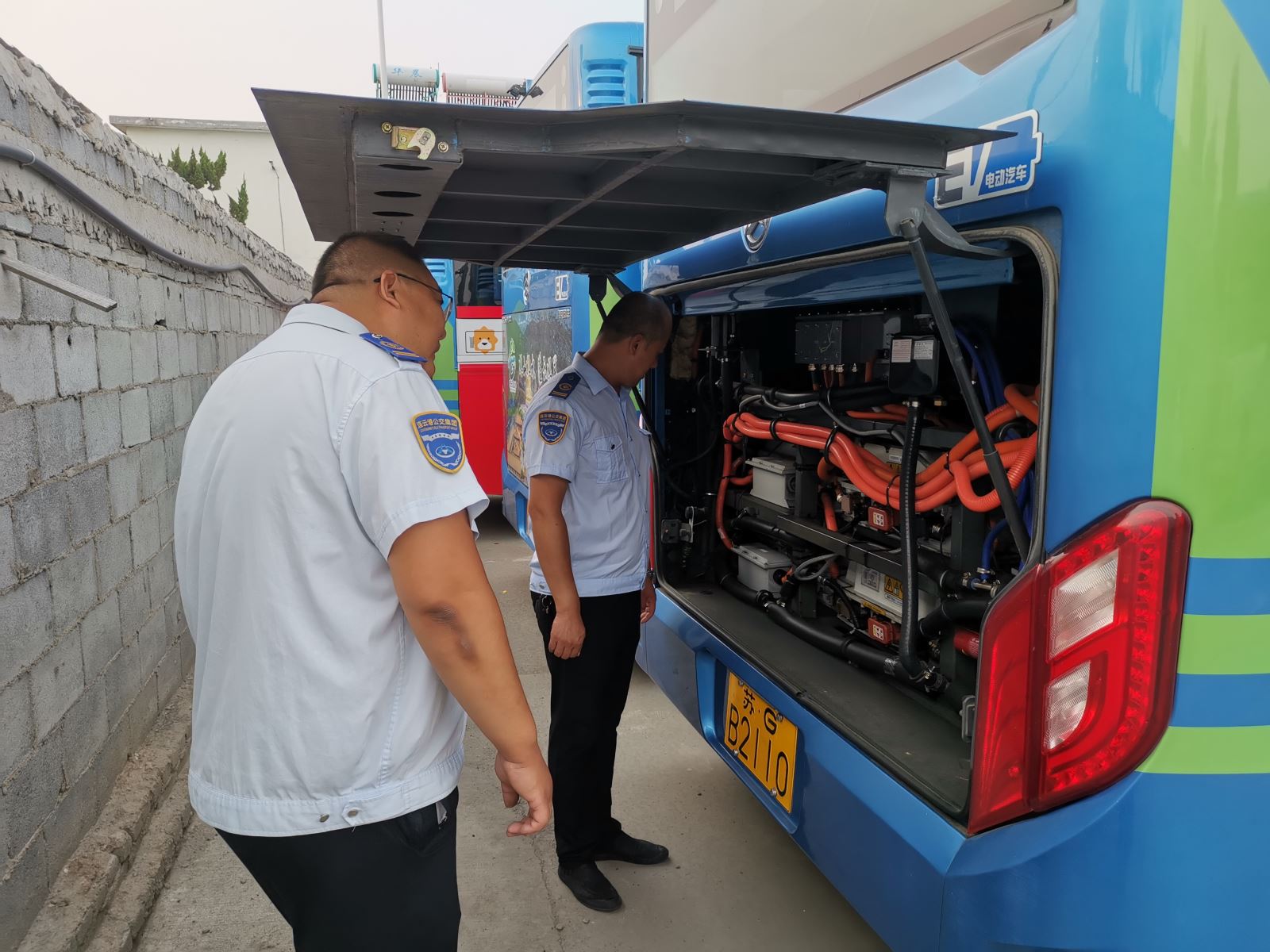 公交集團(tuán)公交事業(yè)一部開(kāi)展高溫車(chē)輛聯(lián)合檢查鞏固市民安全出行“防護(hù)墻”