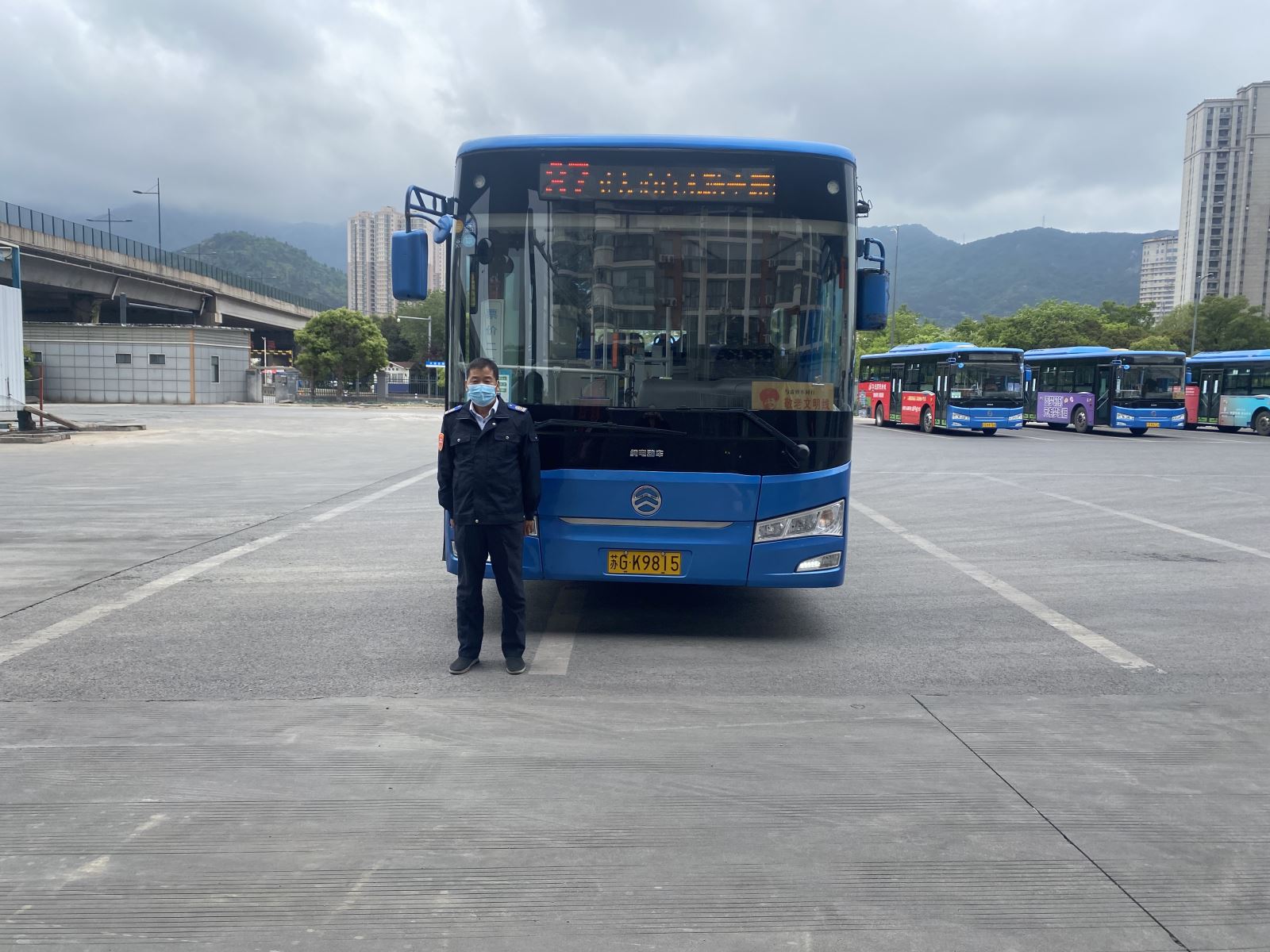 老人獨(dú)坐公交車迷失方向，公交駕駛員、110民警接力尋找家人