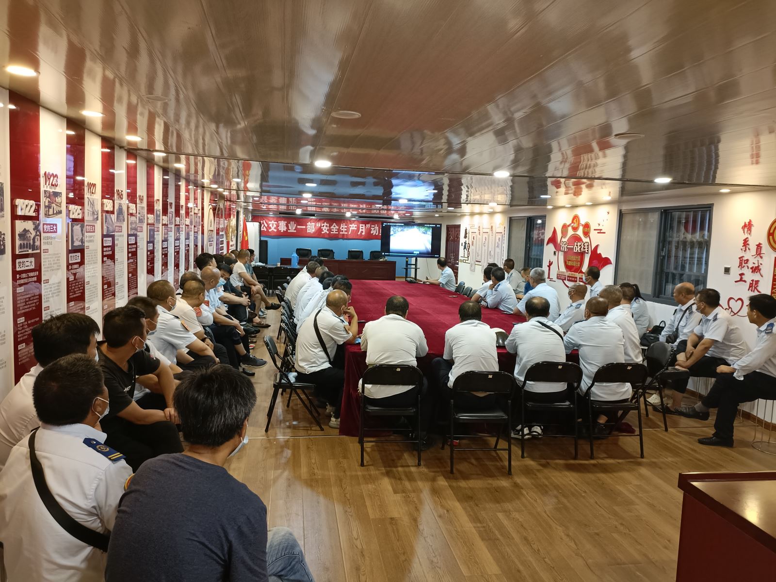 公交集團公交事業(yè)一部開展夏季涉水培訓 筑牢安全防線