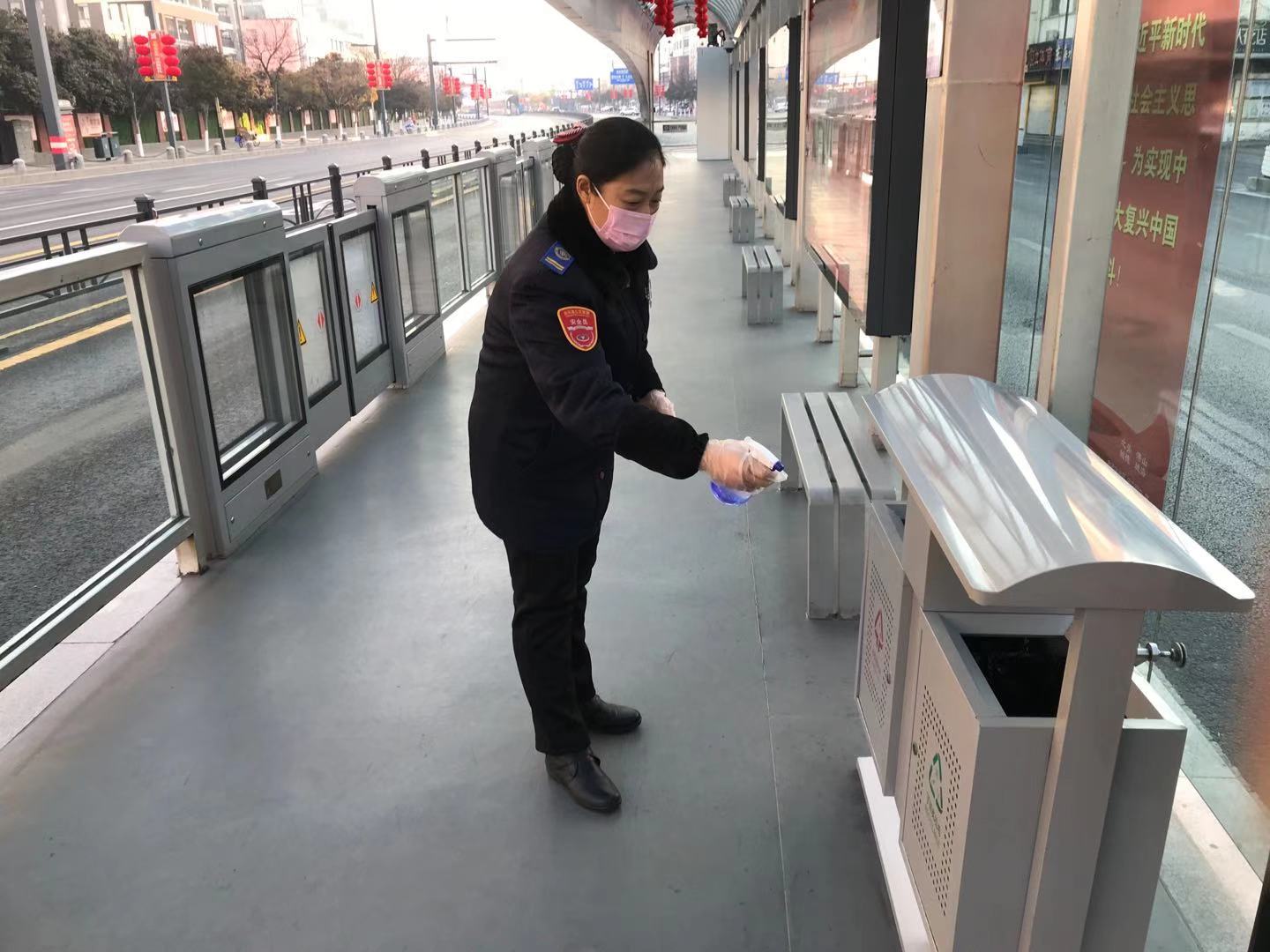 快速公交事業(yè)部站務員聯(lián)手暖心救助行人