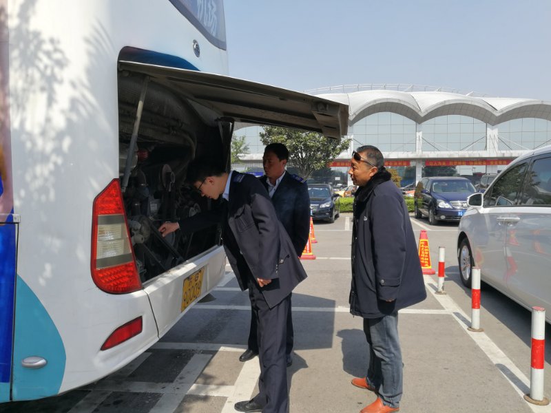 公交集團(tuán)佳連公司對機(jī)場專線進(jìn)行安全大檢查