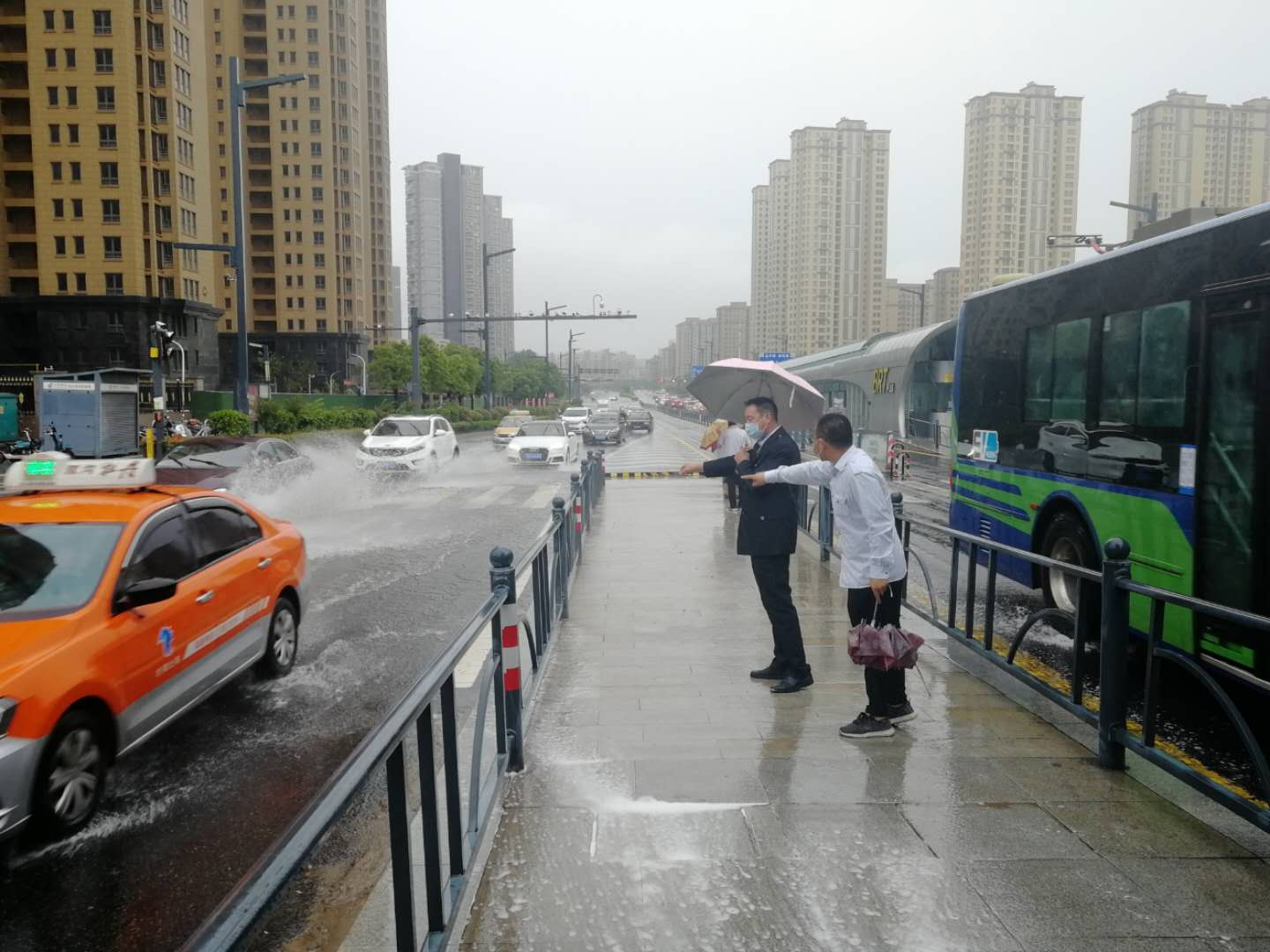 大雨來襲，快速公交事業(yè)部抗?jié)硴岆U全力以赴 為市民出行保駕護(hù)航！