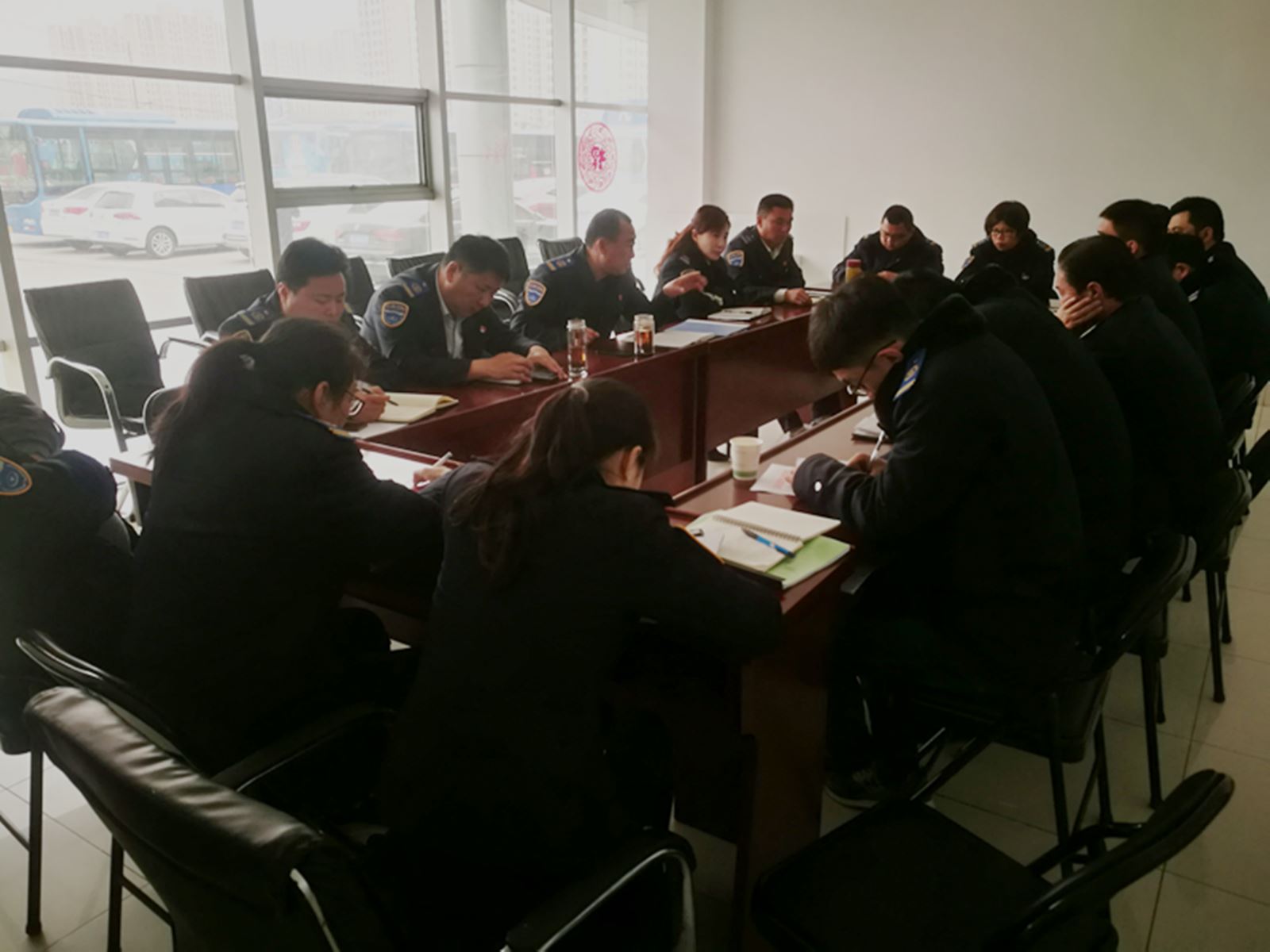 公交集團(tuán)經(jīng)營(yíng)發(fā)展事業(yè)部召開“安全生產(chǎn)、優(yōu)質(zhì)服務(wù)”動(dòng)員部署會(huì)