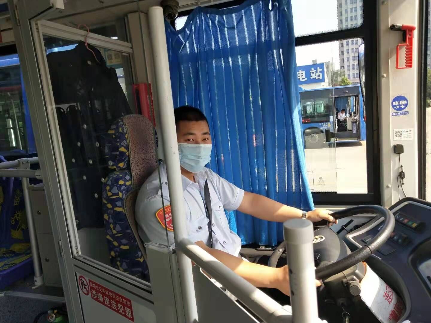 公交集團公交事業(yè)一部22路駕駛員拾金不昧受表揚