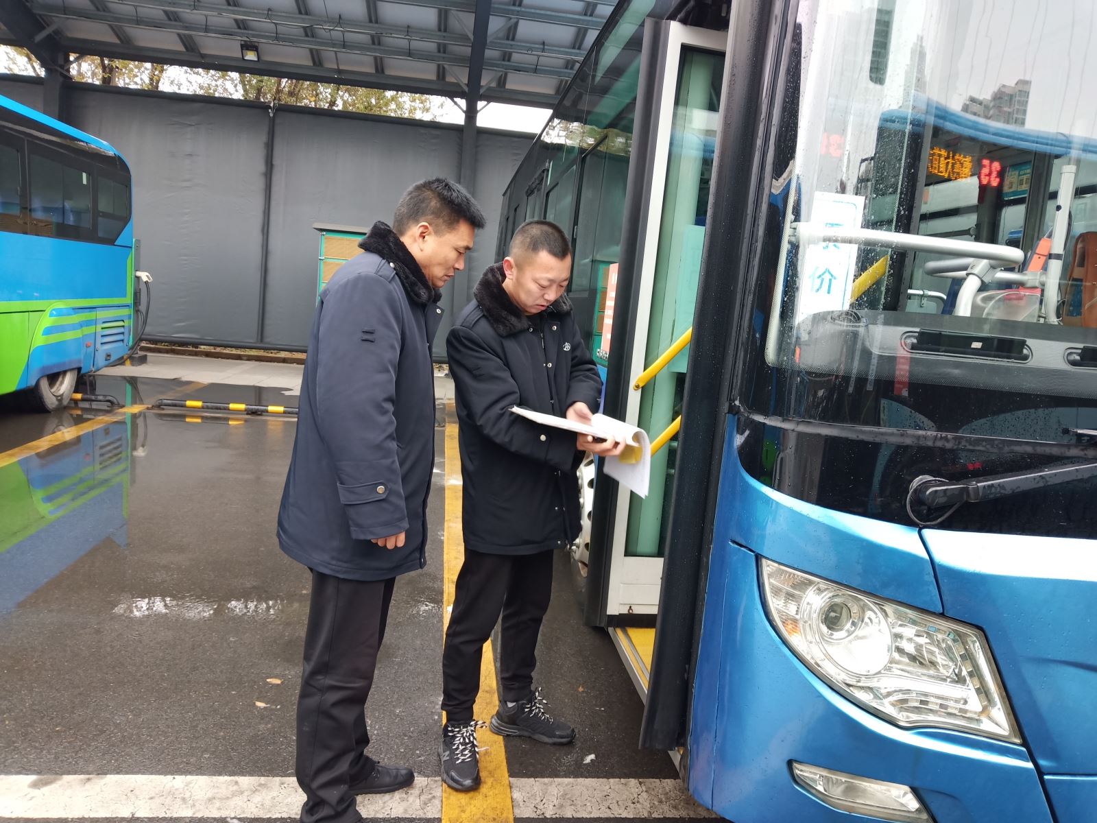公交集團公交事業(yè)二部開展“全國交通安全日”安全檢查活動