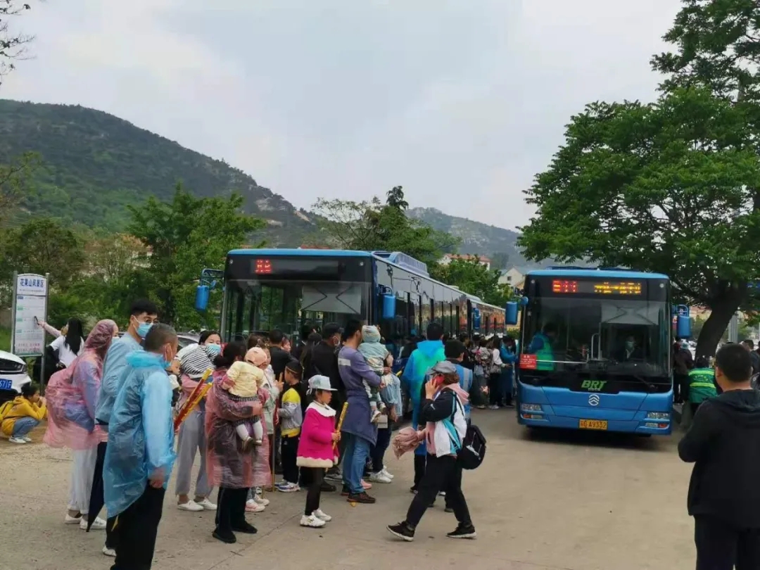 公交集團快速公交事業(yè)部加大運力投放，保障市民出行