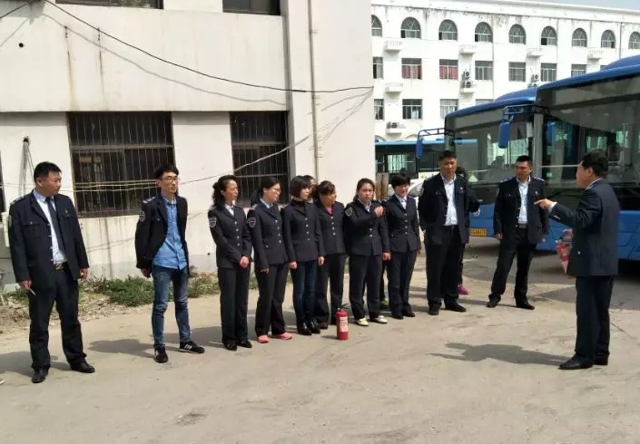 “共筑心中防火墻，搭起生命安全網(wǎng)”消防演練走進(jìn)公交集體佳連公司