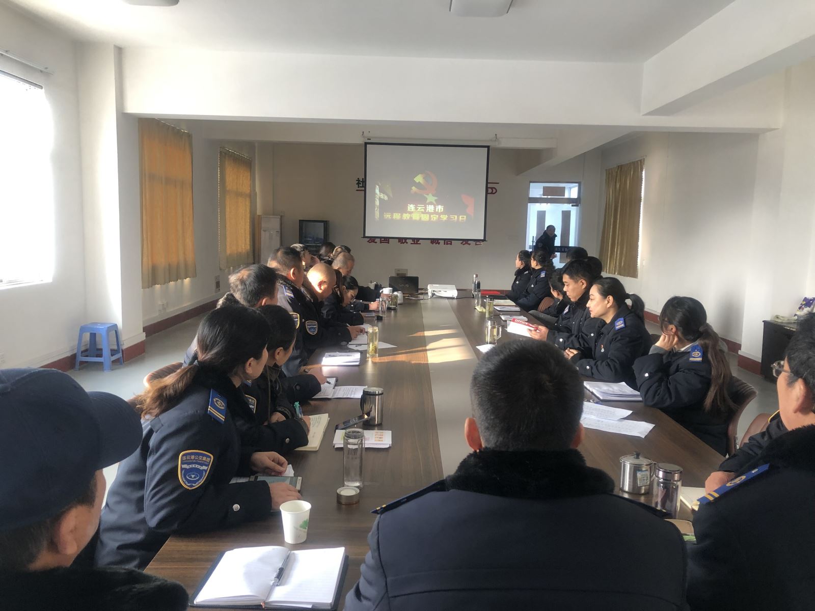 公交集團(tuán)公交事業(yè)一部、公交事業(yè)二部組織觀看專(zhuān)題片《必由之路》