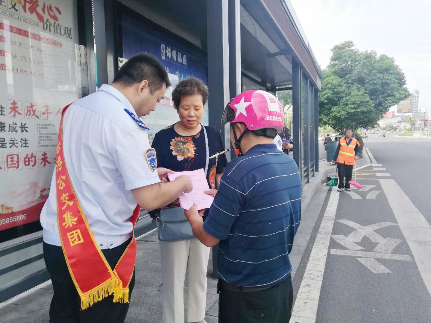 公交集團(tuán)開(kāi)展關(guān)愛(ài)殘疾人無(wú)障礙乘車(chē)暨公交站點(diǎn)在排隊(duì)文明出行活動(dòng)