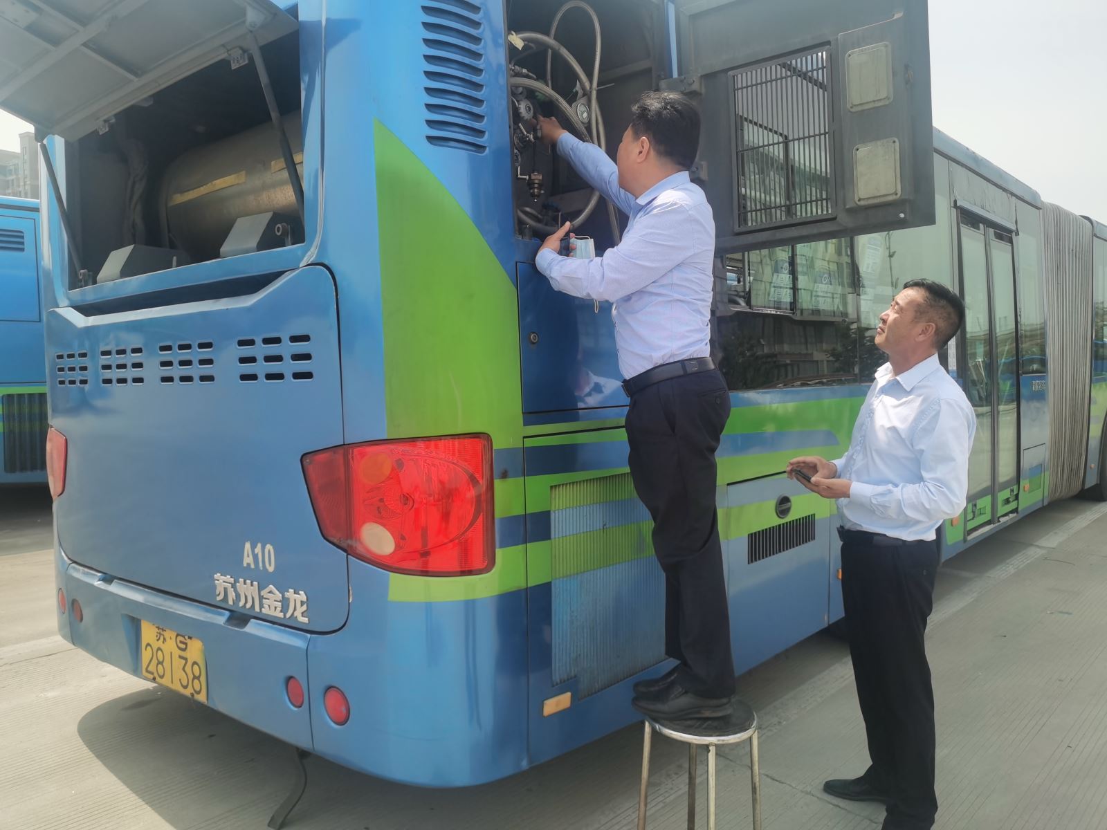 公交集團(tuán)快速公交事業(yè)部開(kāi)展端午節(jié)前車輛專項(xiàng)檢查工作