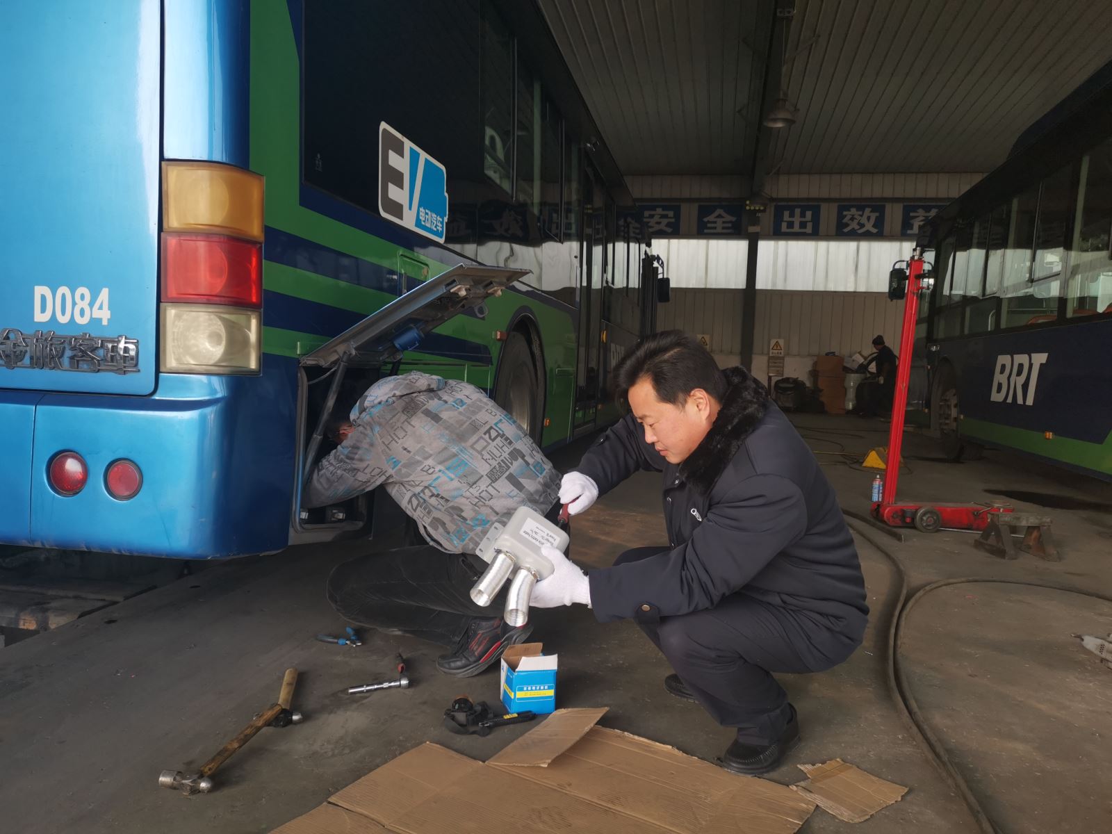 快速公交事業(yè)部安裝電車暖風(fēng)機