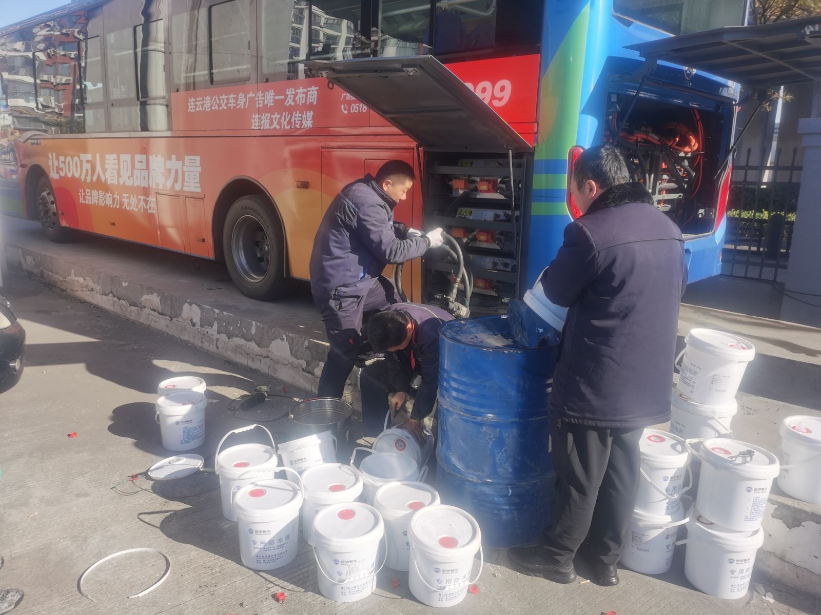 公交集團公交事業(yè)二部開展車輛過冬準(zhǔn)備工作