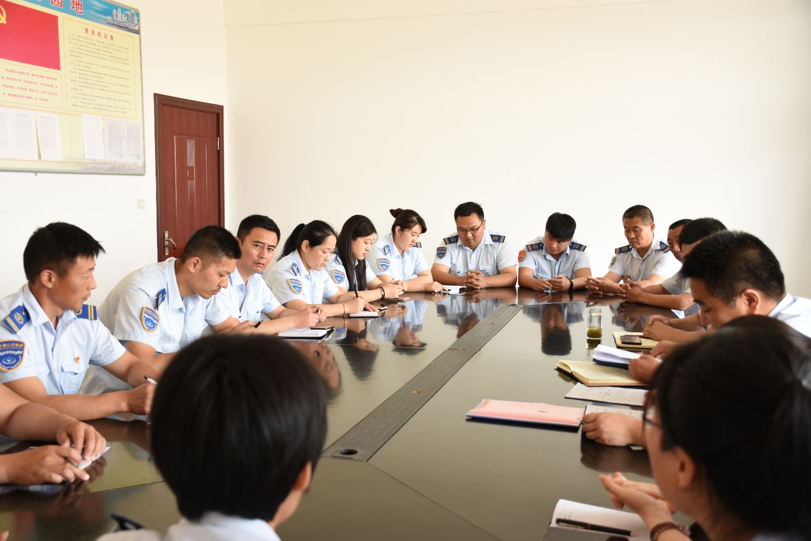 公交集團(tuán)東部公司召開“我與企業(yè)共成長”討論會(huì)議