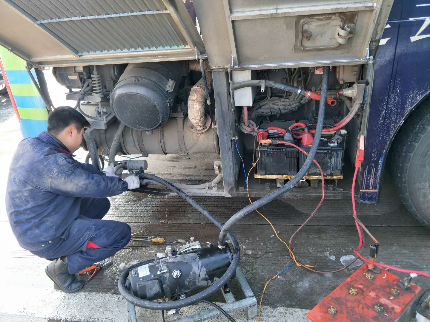 公交機務(wù)技術(shù)事業(yè)部雪天保障公交車輛安全出行