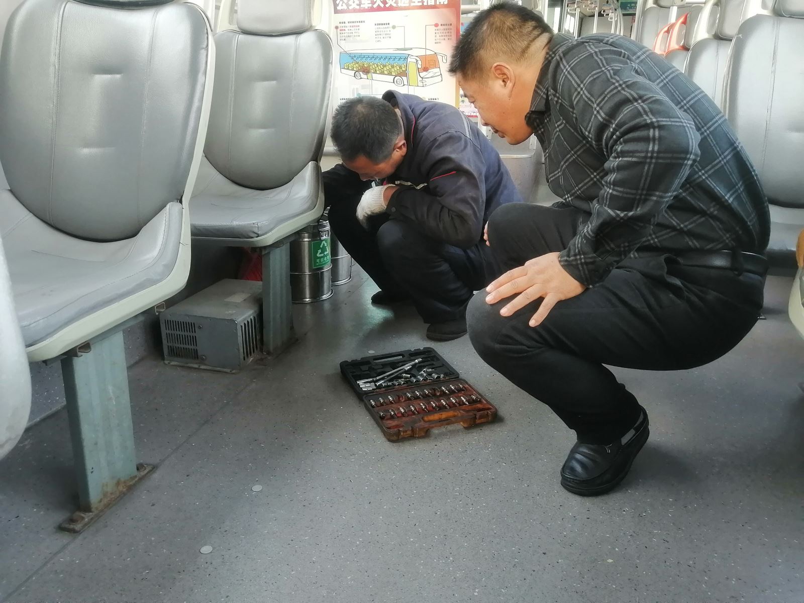 公交集團快速公交事業(yè)部開展車輛暖風(fēng)系統(tǒng)專項檢查工作