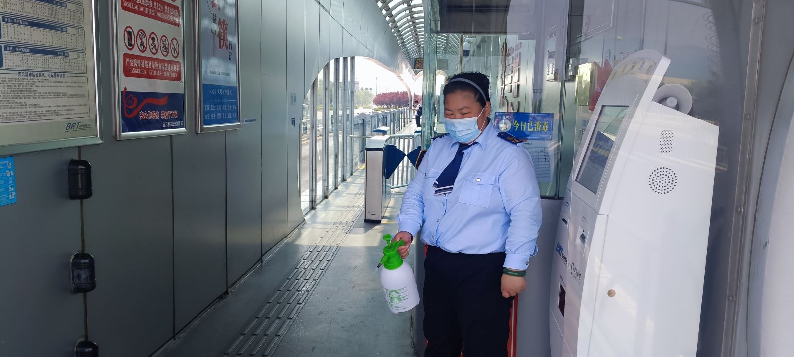 乘客身體不適，站務(wù)員暖心幫助 獲家屬連連道謝