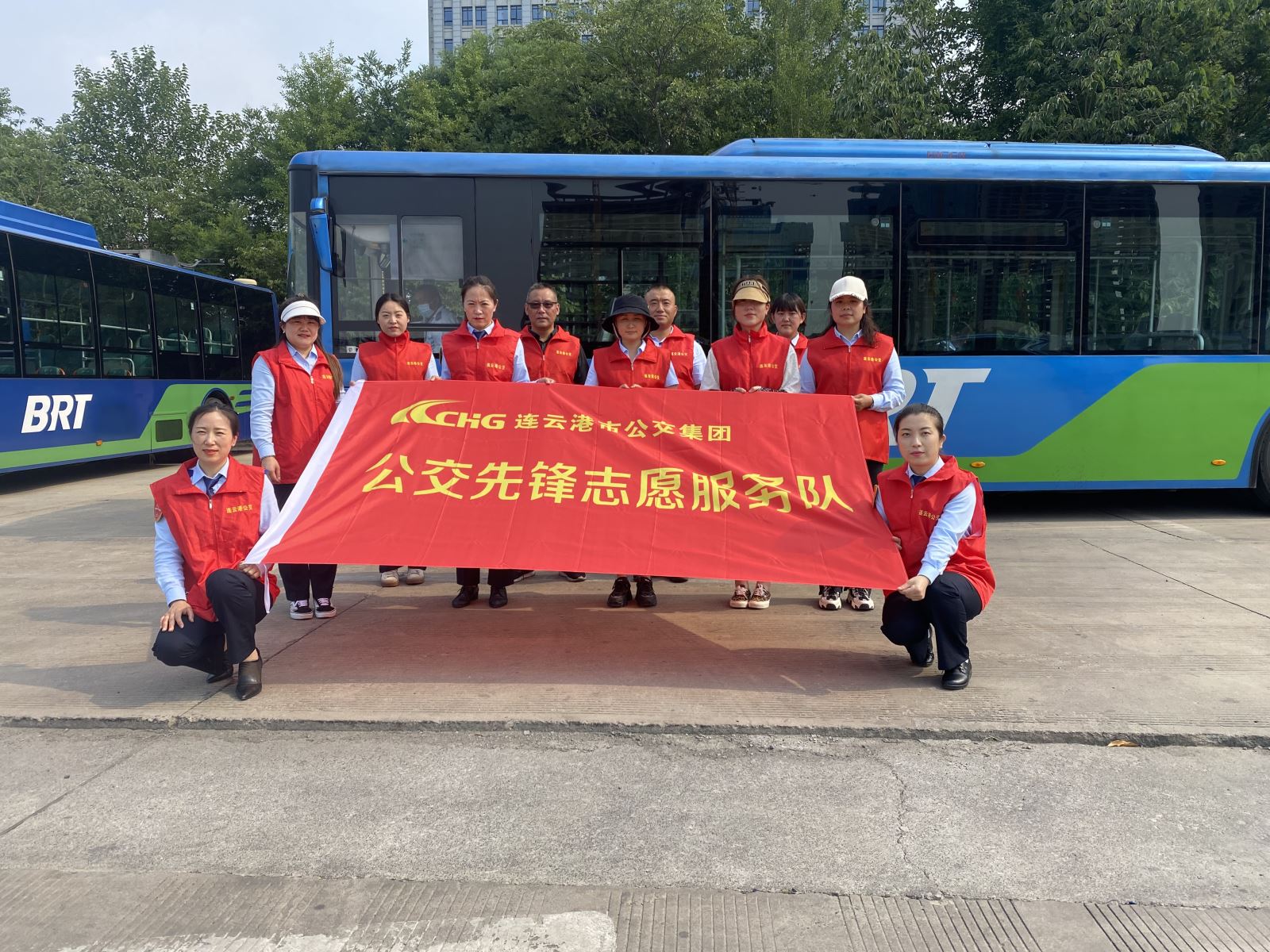 快速公交事業(yè)部開展“除草助創(chuàng)文， 行動亮初心”黨員志愿活動