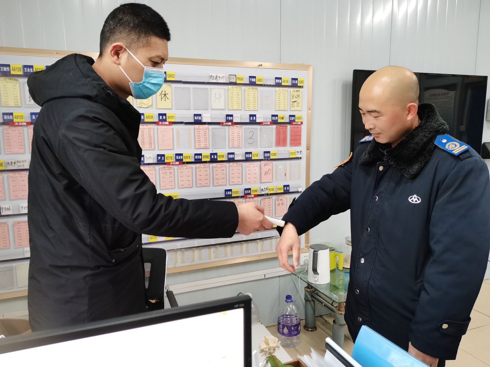 公交集團(tuán)公交事業(yè)二部持續(xù)開展春運(yùn)期間駕駛員崗前溫度酒精、血壓測(cè)試工作