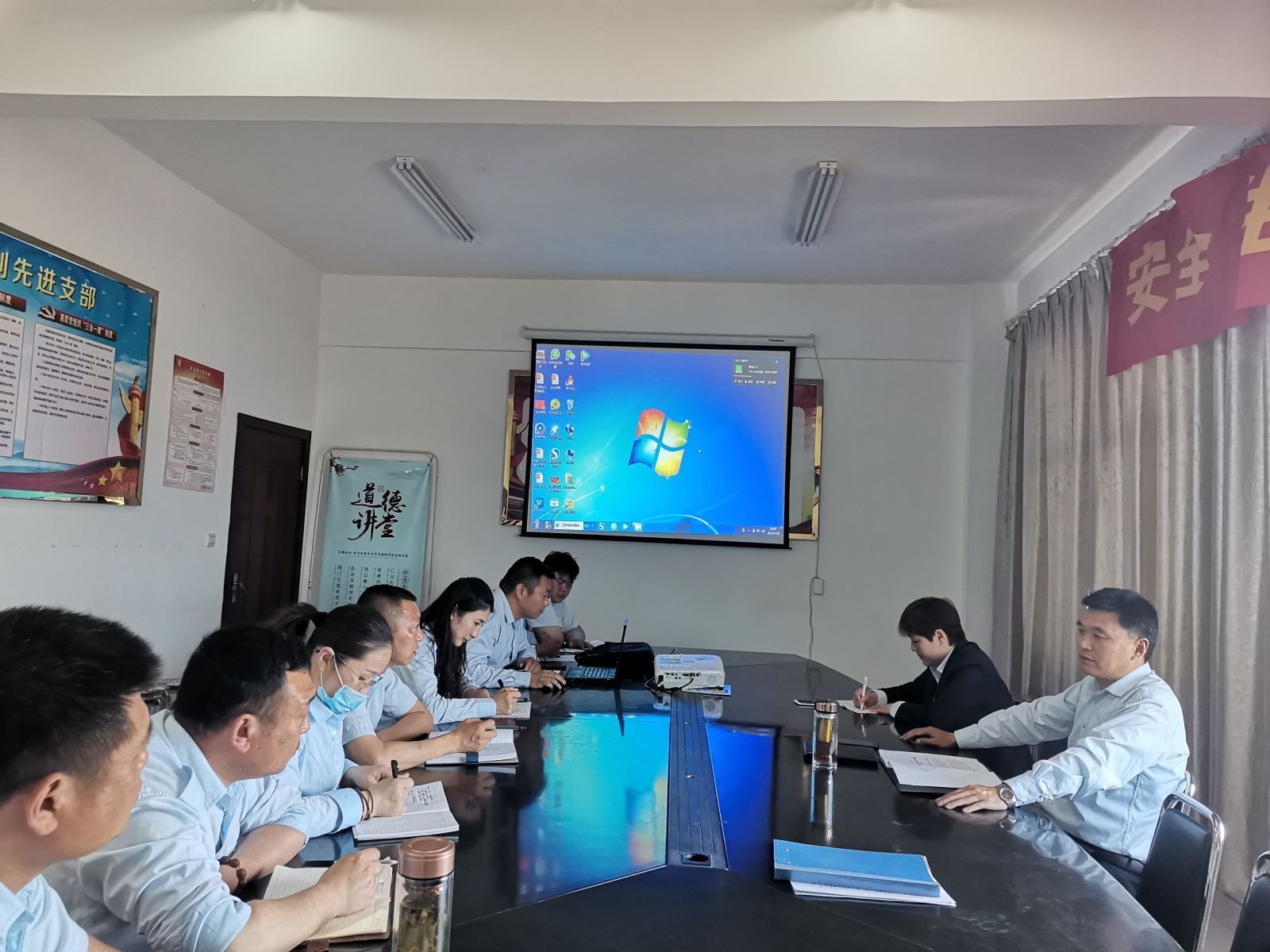 公交集團(tuán)公交事業(yè)二部開(kāi)展安全、機(jī)務(wù)工作專題會(huì)議