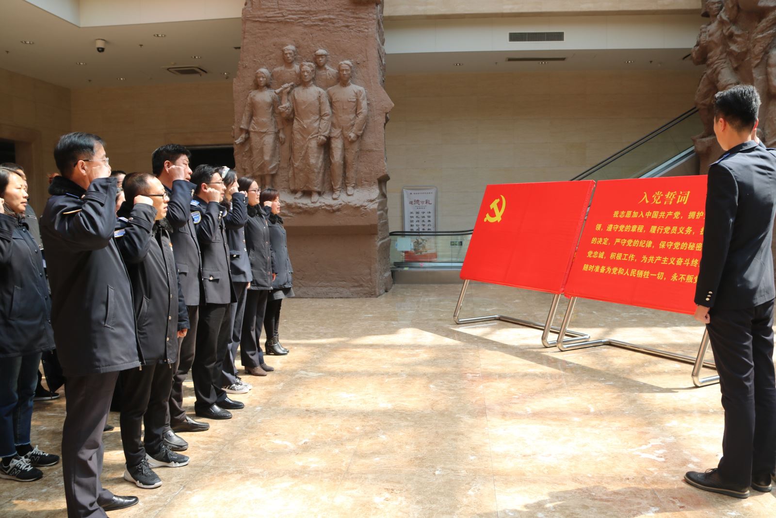 公交集團(tuán)機(jī)關(guān)總支開(kāi)展“緬懷先烈憶初心、傳承精神勇?lián)?dāng)”主題黨日活動(dòng)