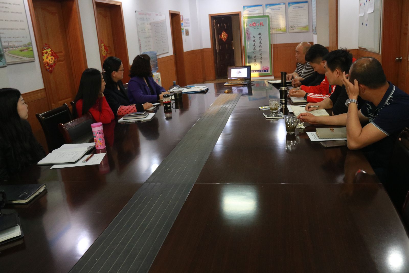 公交新浦公司組織固定學(xué)習(xí)日觀看《船廠諜影》、《追夢英雄》