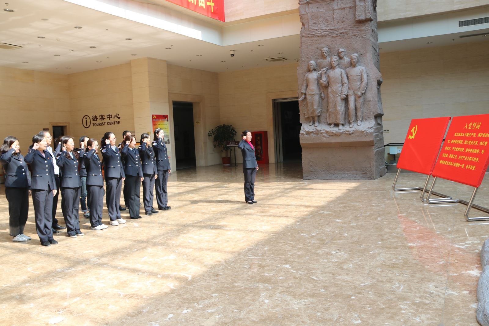公交集團(tuán)機(jī)關(guān)黨總支開展“不忘初心，牢記使命“革命傳統(tǒng)教育——組織黨員參觀 市革命紀(jì)念館