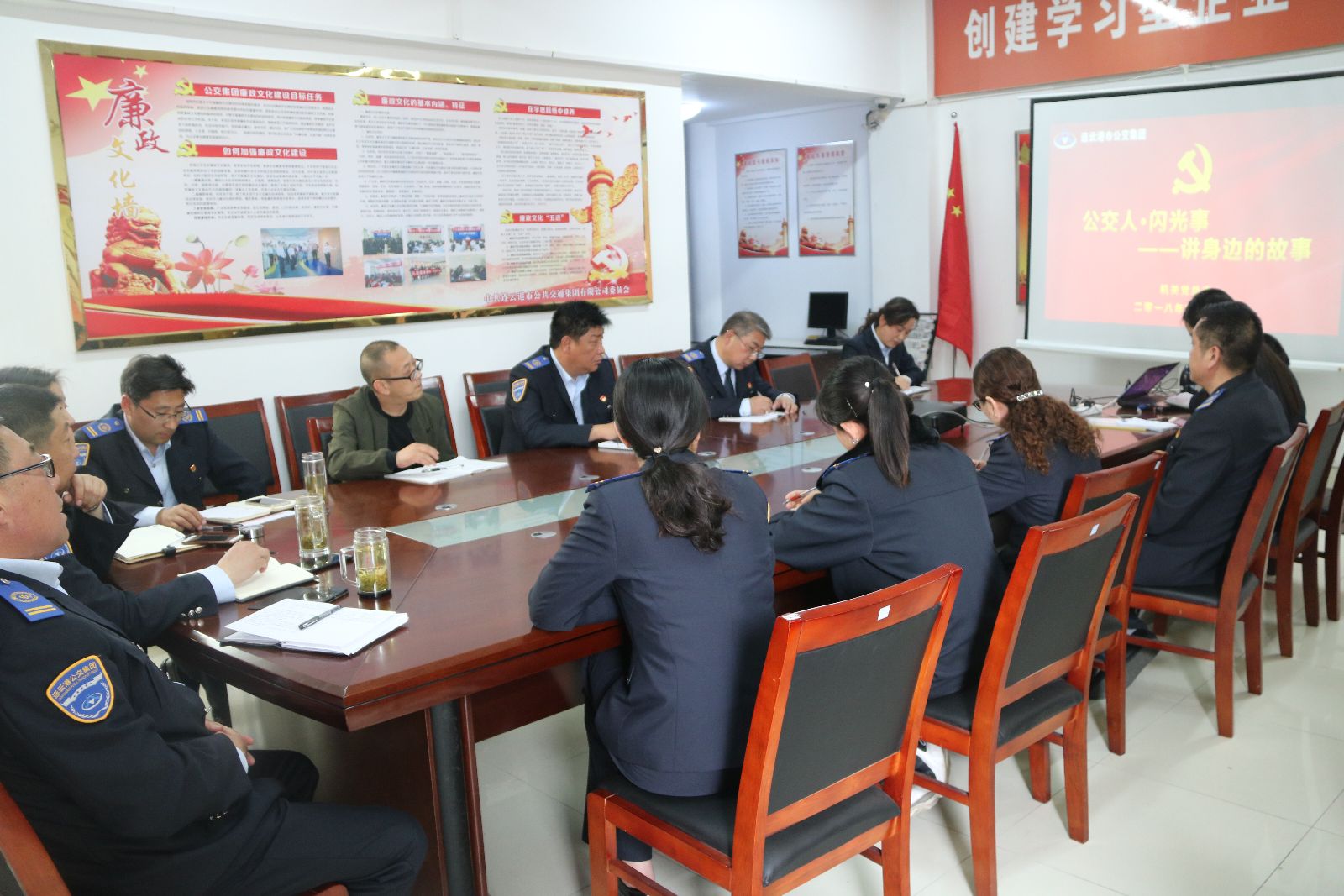 公交人、閃光事—公交集團(tuán)機(jī)關(guān)支部開展“講身邊故事”活動(dòng)