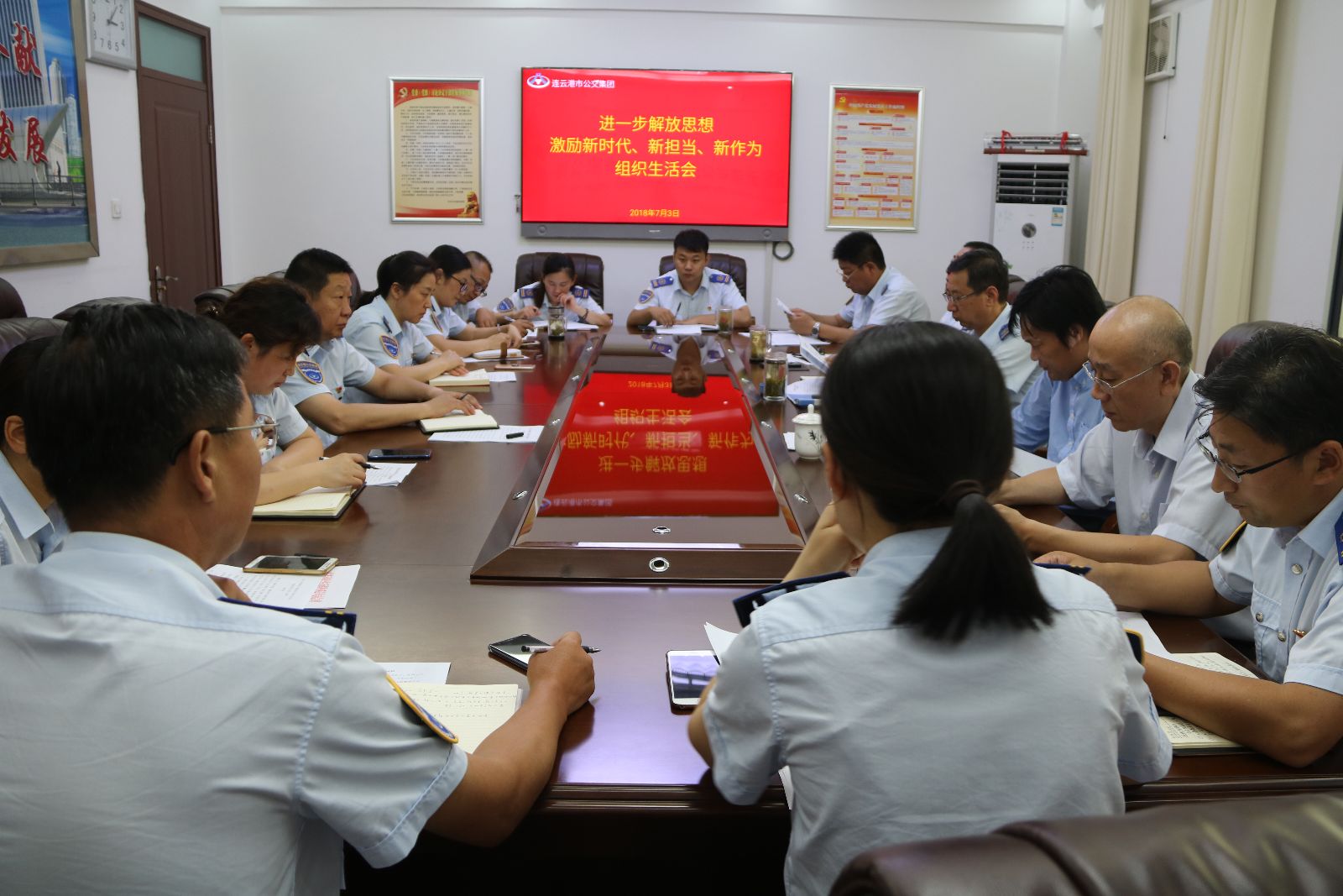 公交集團機關黨總支召開“進一步解放思想，激勵新時代新?lián)斝伦鳛椤睂ｎ}組織生活會
