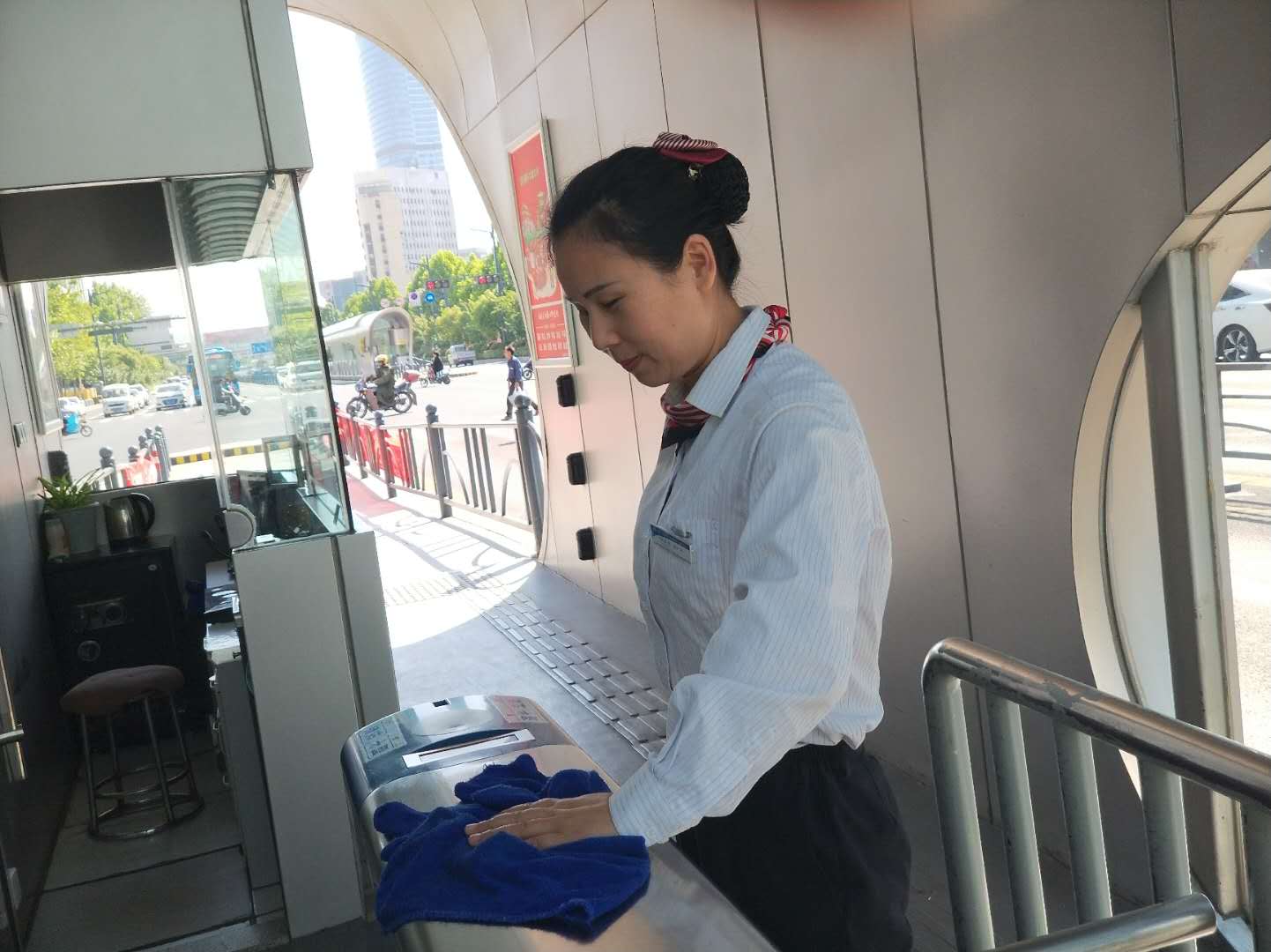 公交集團(tuán)站務(wù)員堅守崗位助老人，優(yōu)質(zhì)服務(wù)暖人心