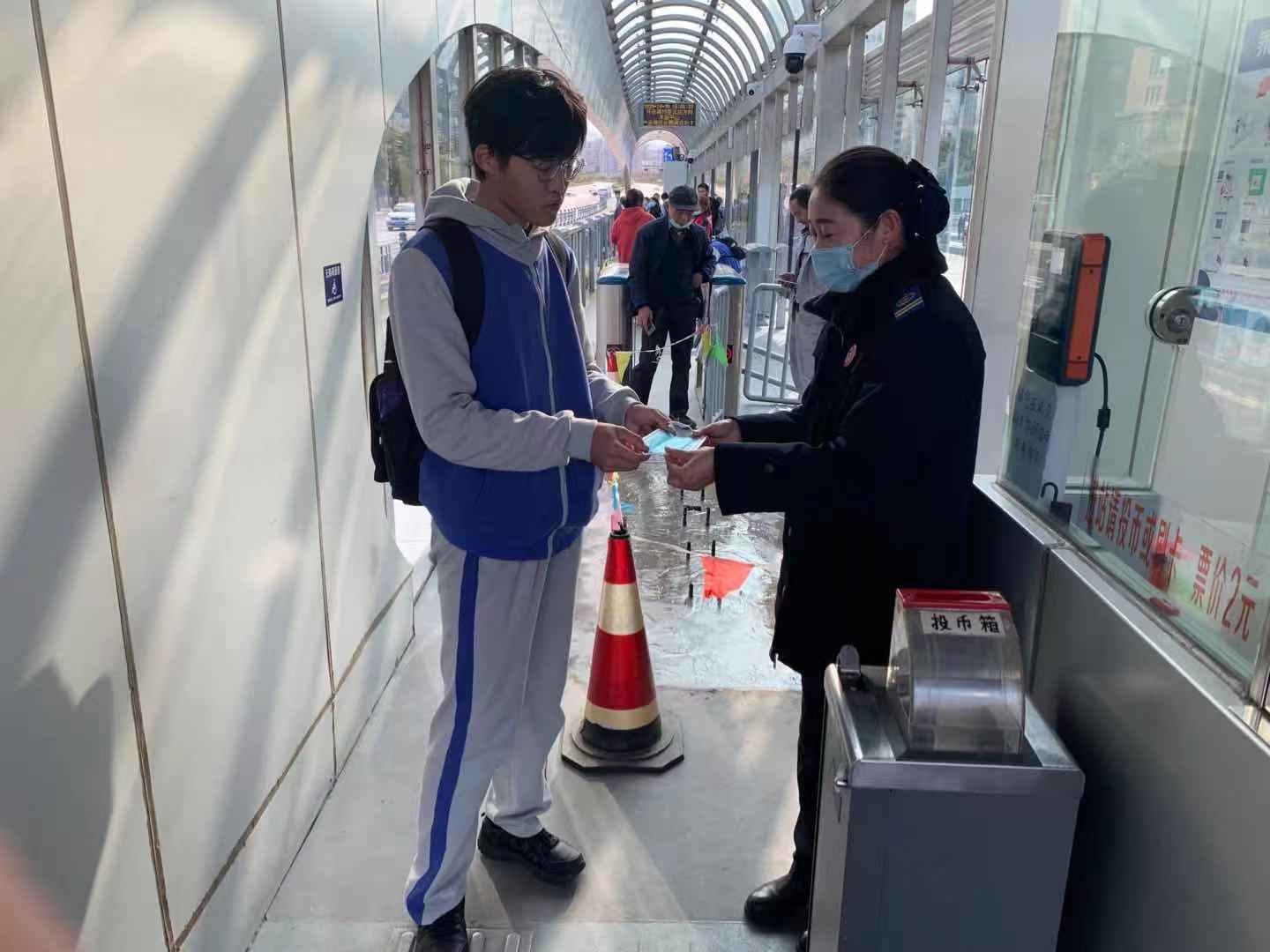 快速公交事業(yè)部站務員惠培榮幫助乘客獲感謝